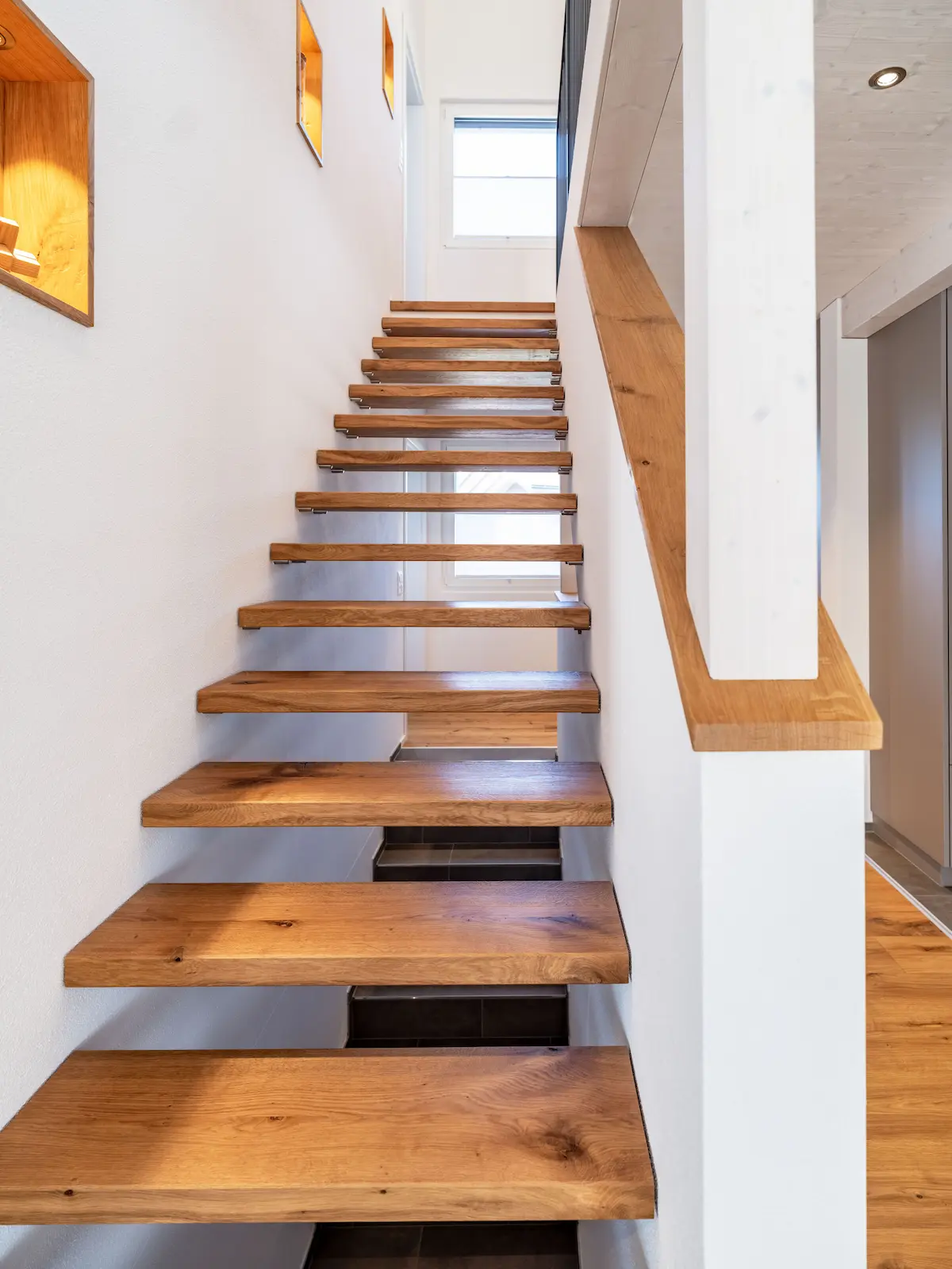 Treppenaufgang mit freitragenden Eichenstufen
