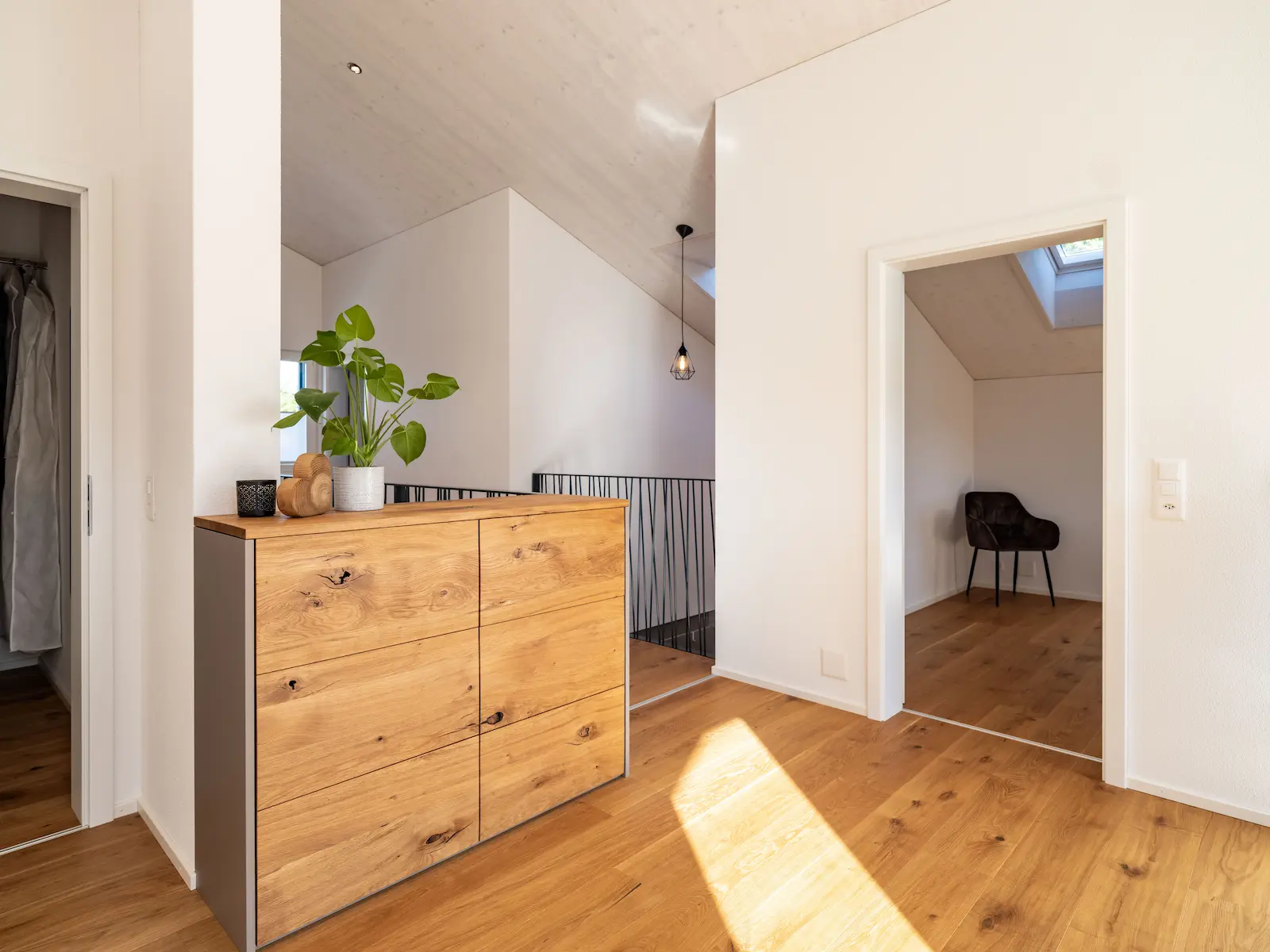 Sideboard als Rücklaufgeländer der Treppe im Obergeschoss