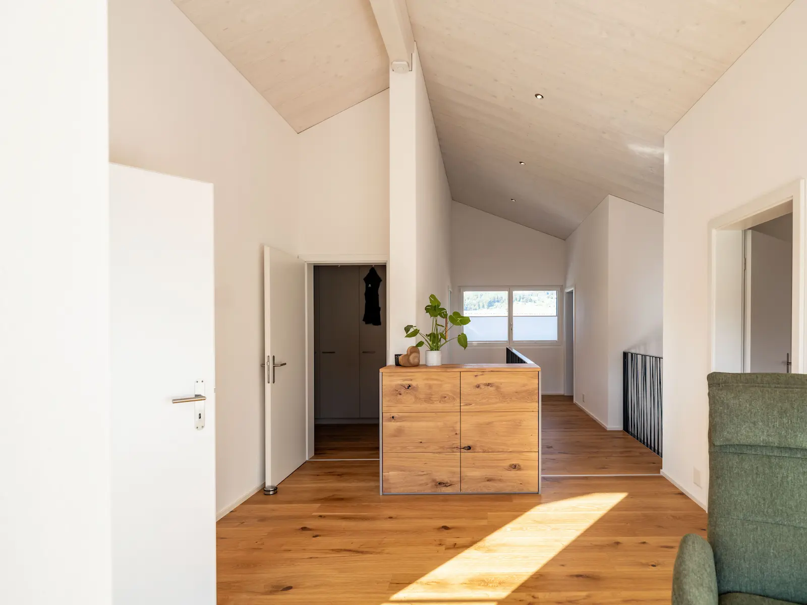 Detailaufnahme der Fronten des Eichen-Sideboards