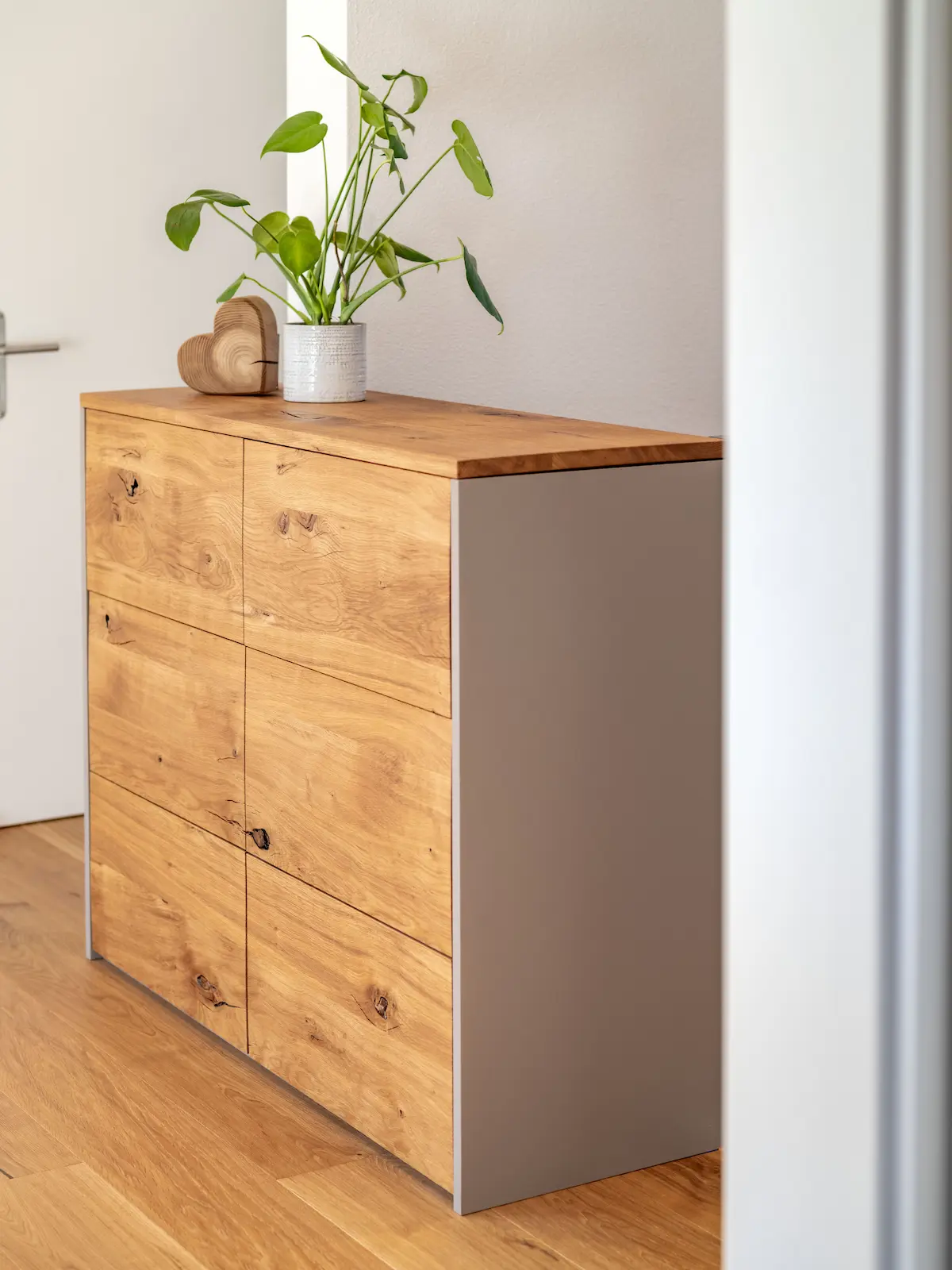 Massivholz-Sideboard aus Eiche mit integrierter Treppenfunktion