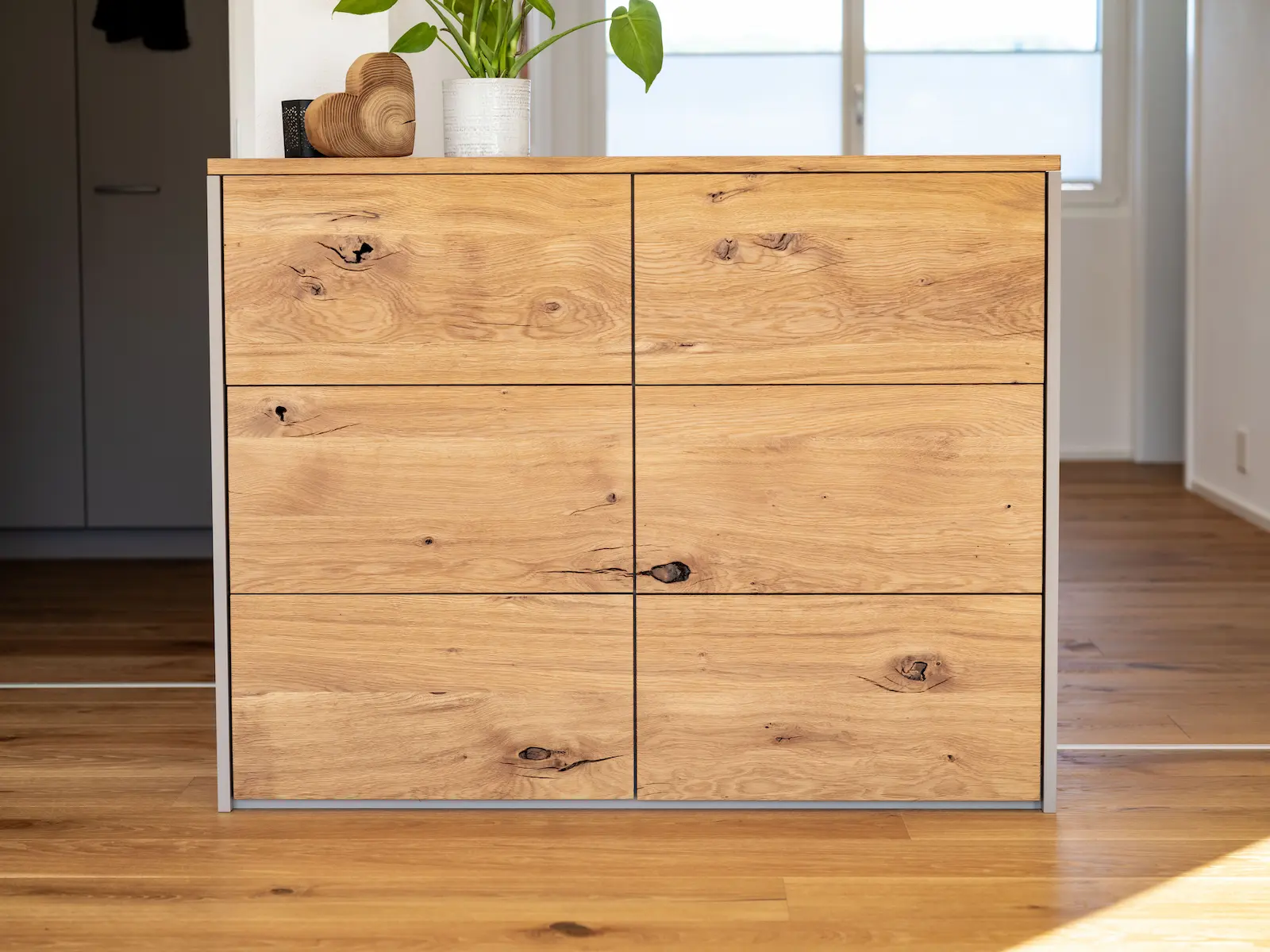 Massives Sideboard mit Eichenoberfläche im Obergeschoss