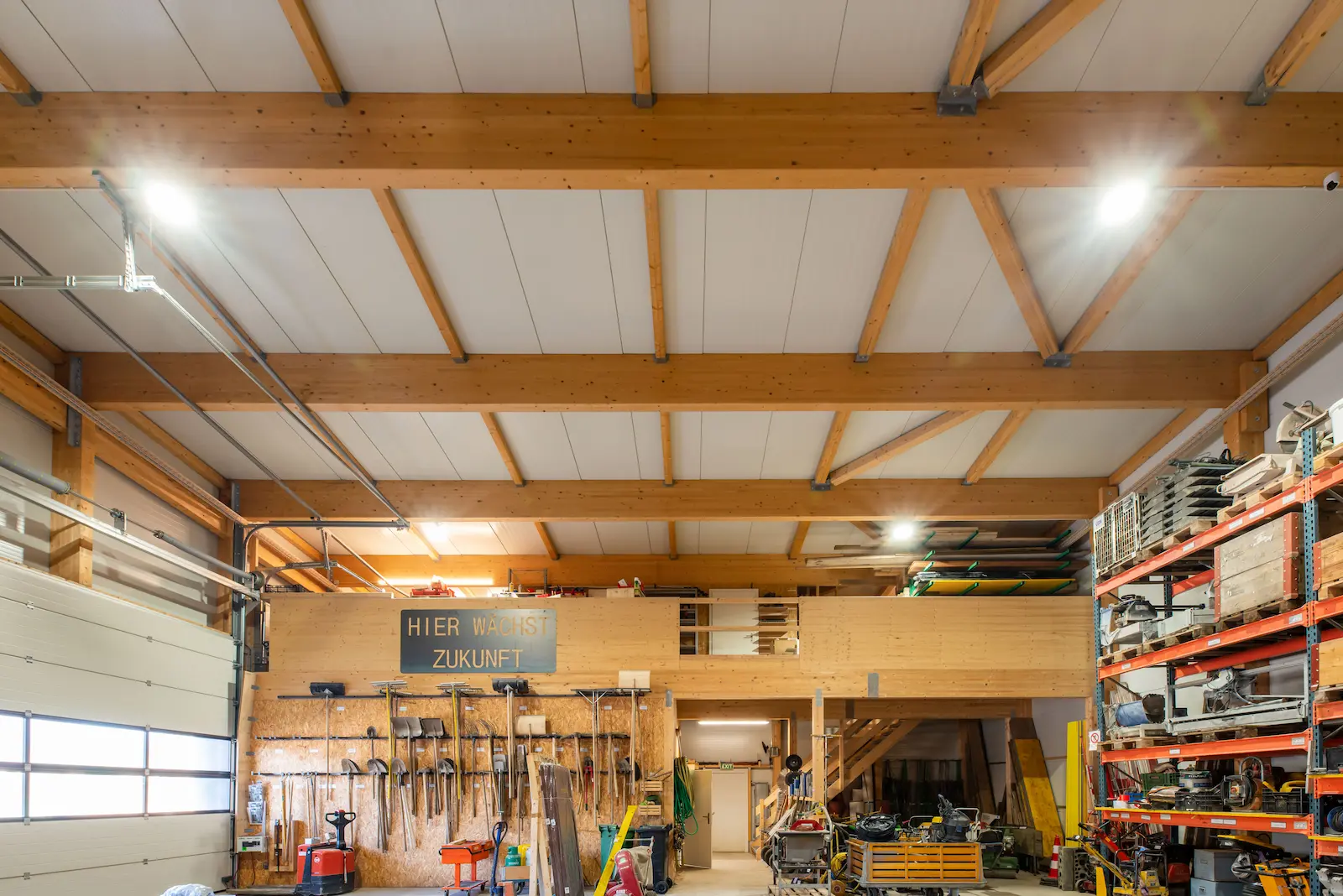 Werkstattbereich mit Holztragwerk und Arbeitsgeräten