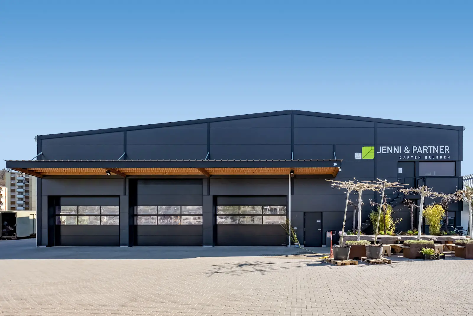 Gesamtansicht der Industriehalle mit Sandwichfassade und Toranlagen