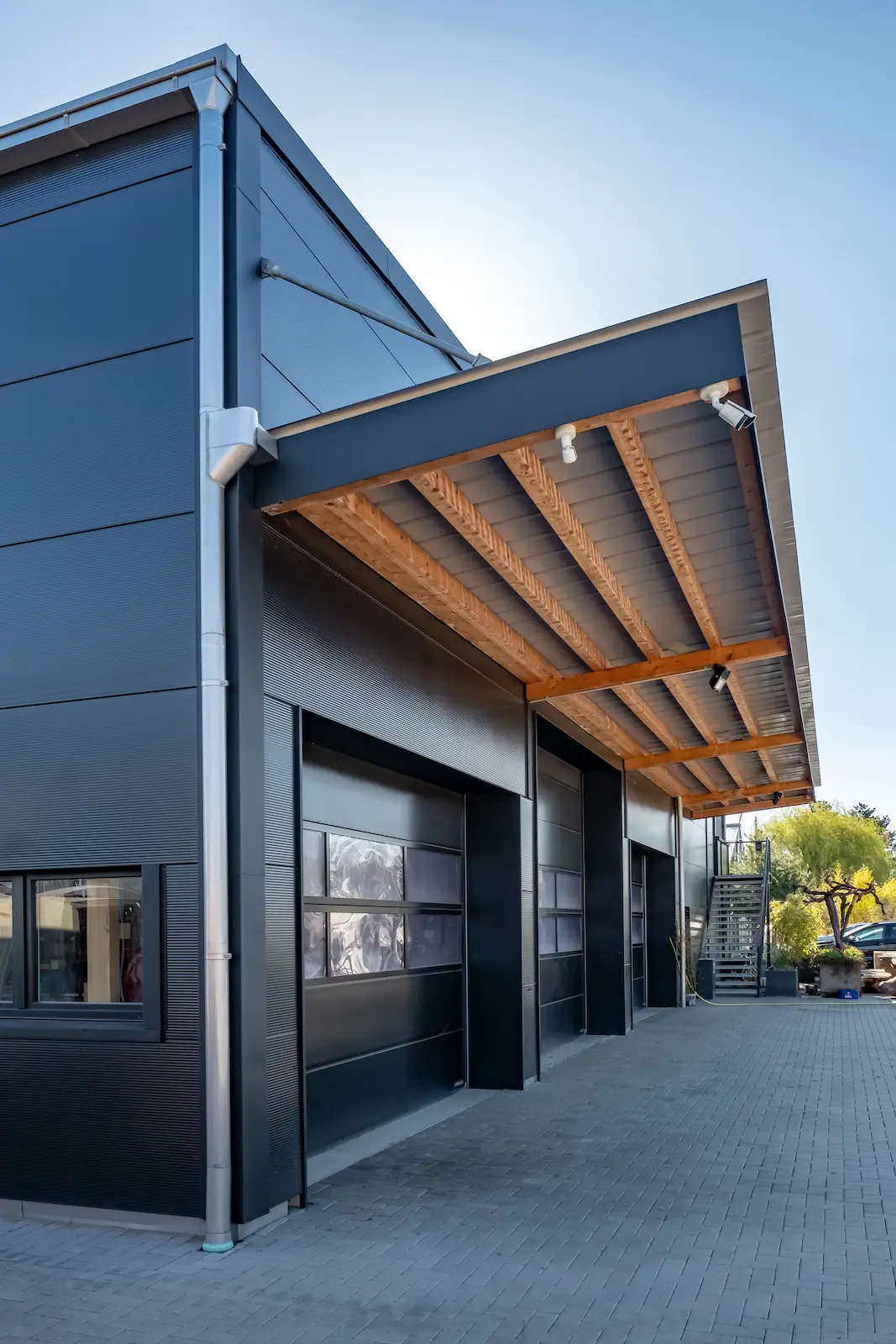 Detailaufnahme Vordach mit Holztragwerk und Sandwichdachpaneelen