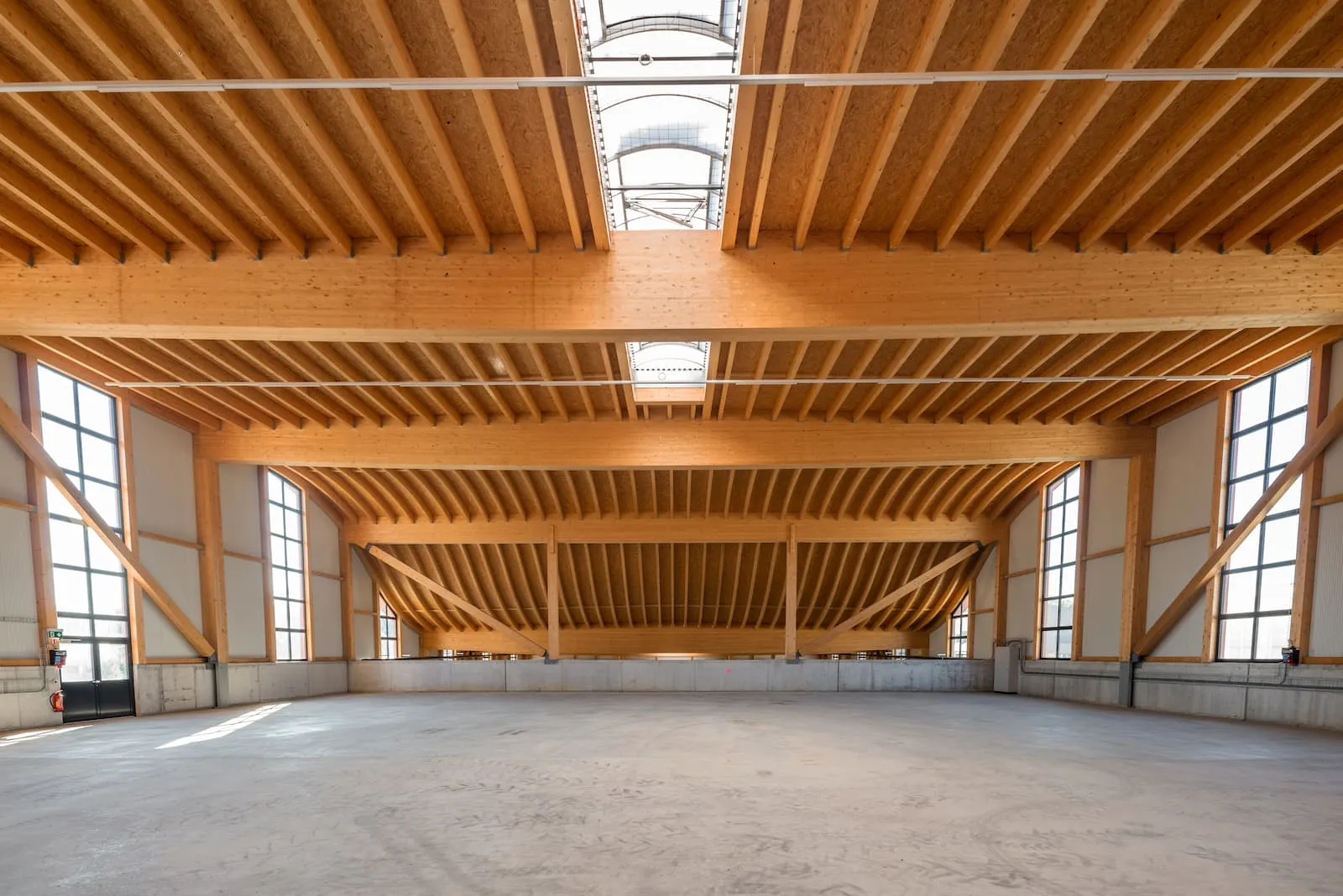 Ansicht Dachtragwerk aus Brettschichtholz mit Lichtbändern