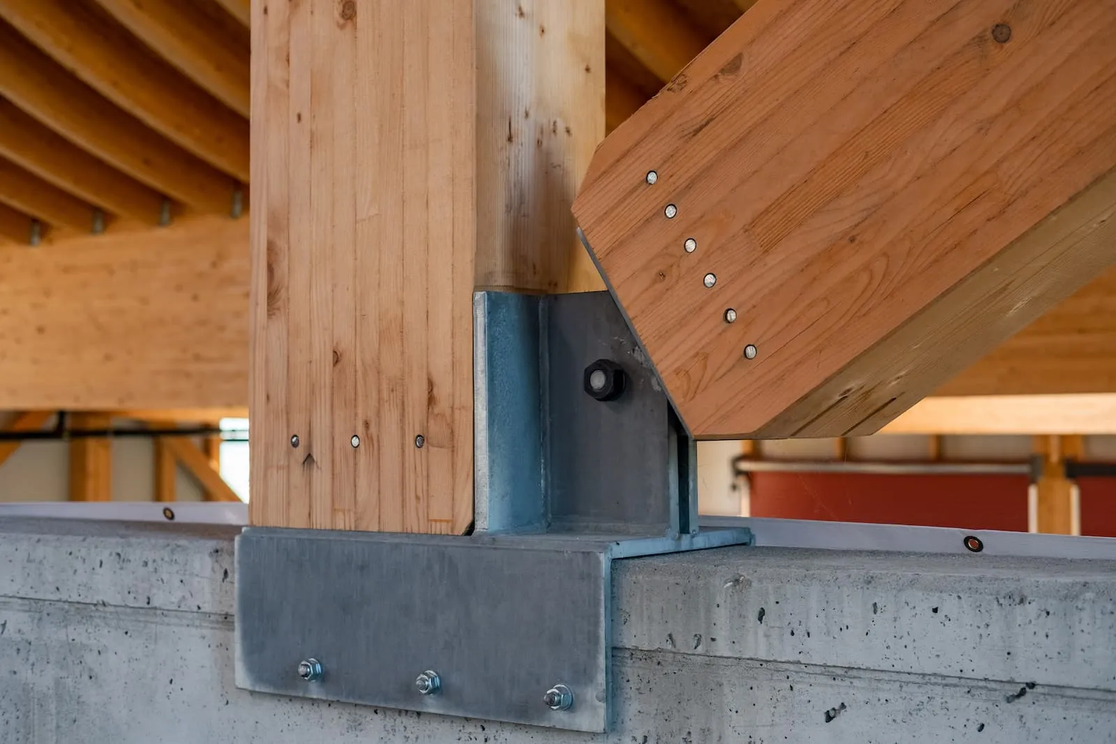 Detailansicht Holztragwerk mit Stahlanschluss auf Betonfundament