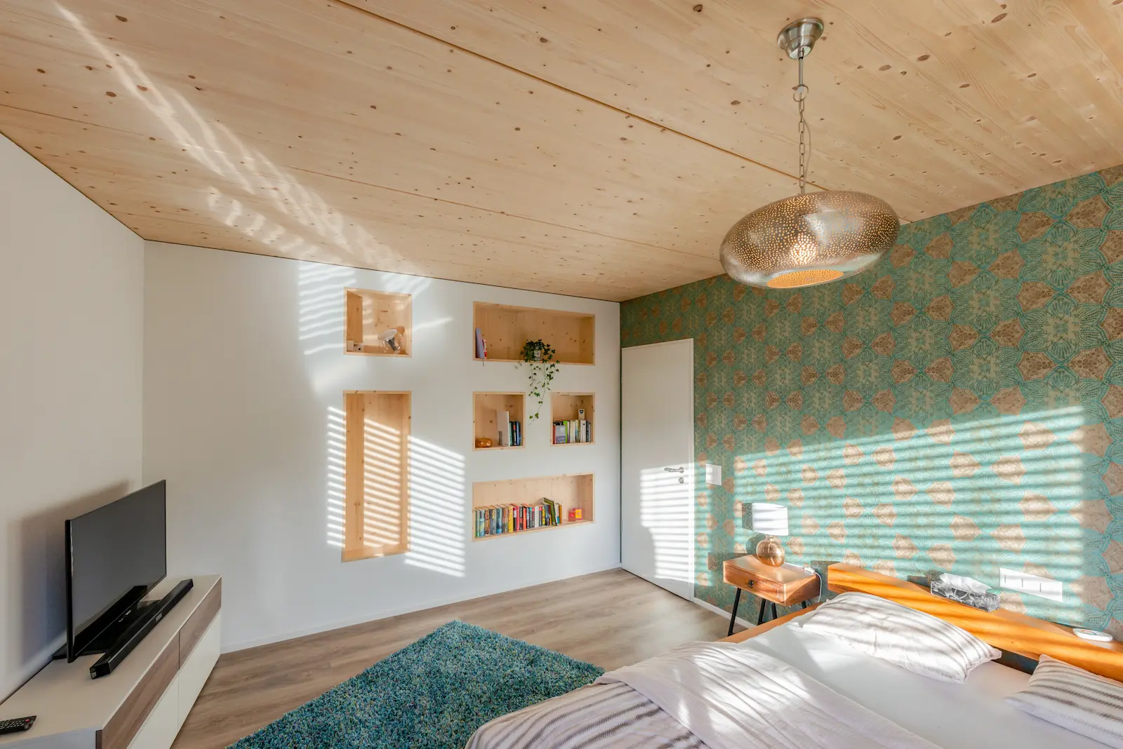 Innenraum Einfamilienhaus Mettau mit Holzdecke und integrierten Wandnischen