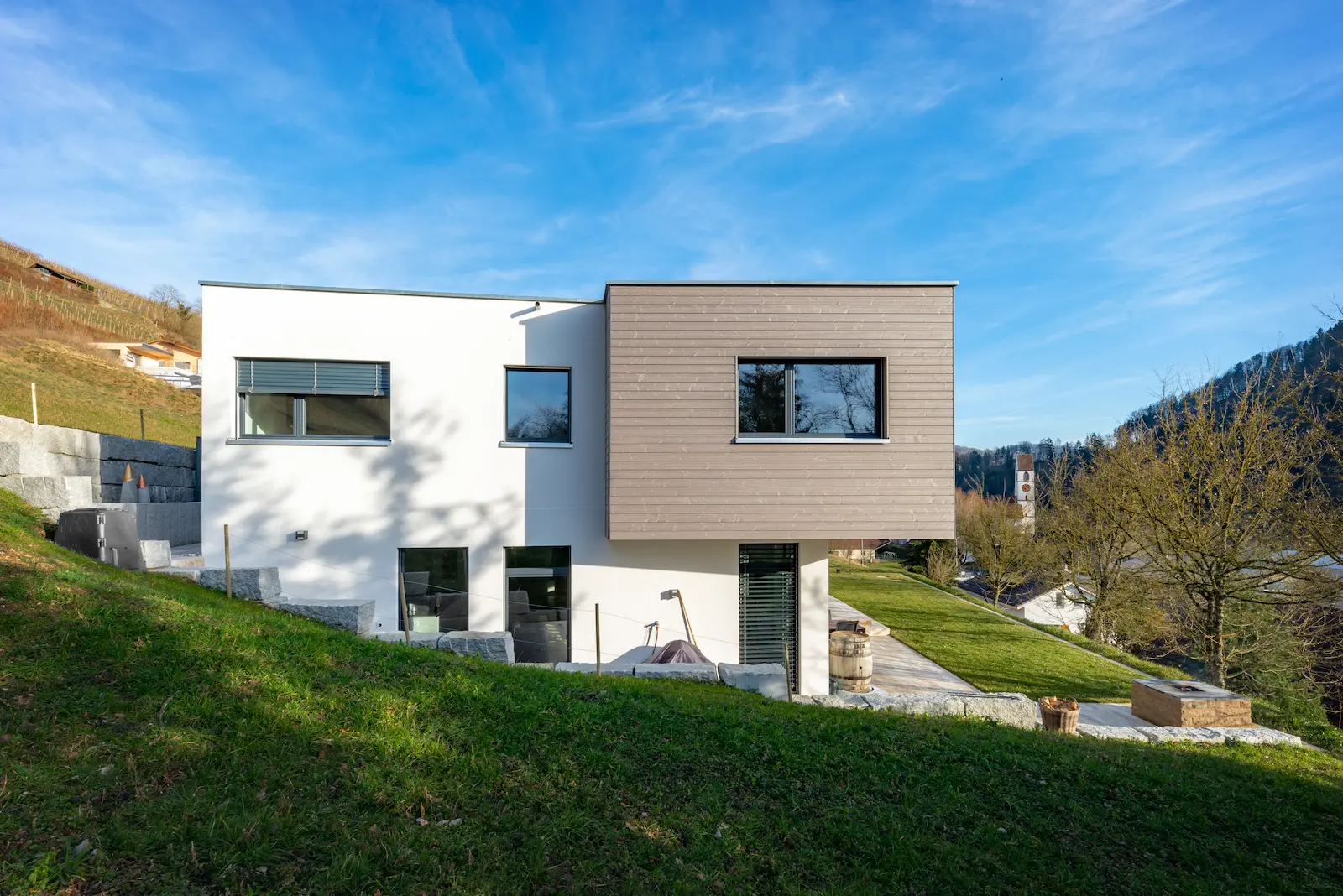 Holzfassade Einfamilienhaus Mettau mit klarer Gliederung und hinterlüfteter Konstruktion