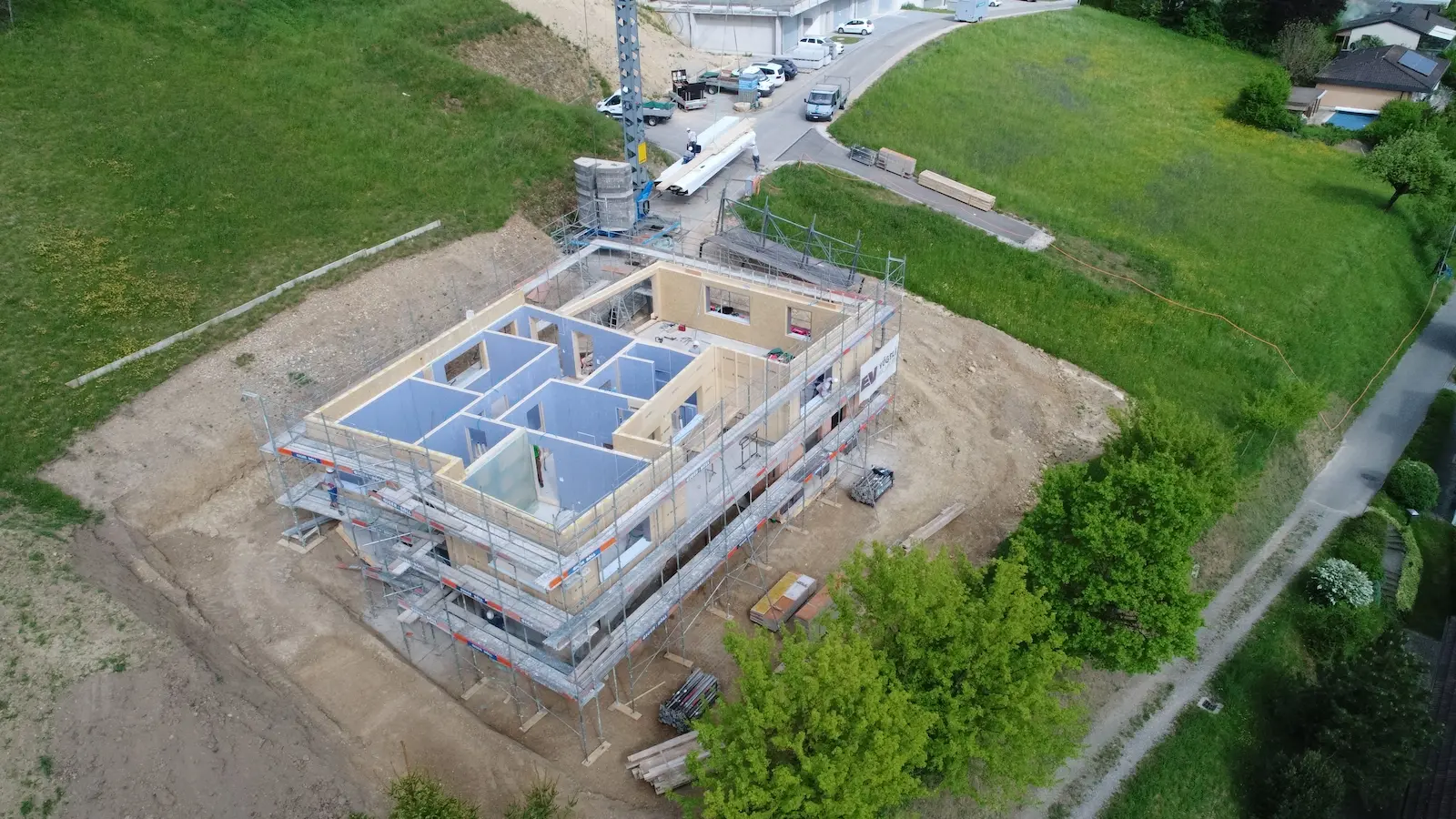 Aufrichten der Holzelemente eines Einfamilienhauses in Mettau mit Gerüst und Kran