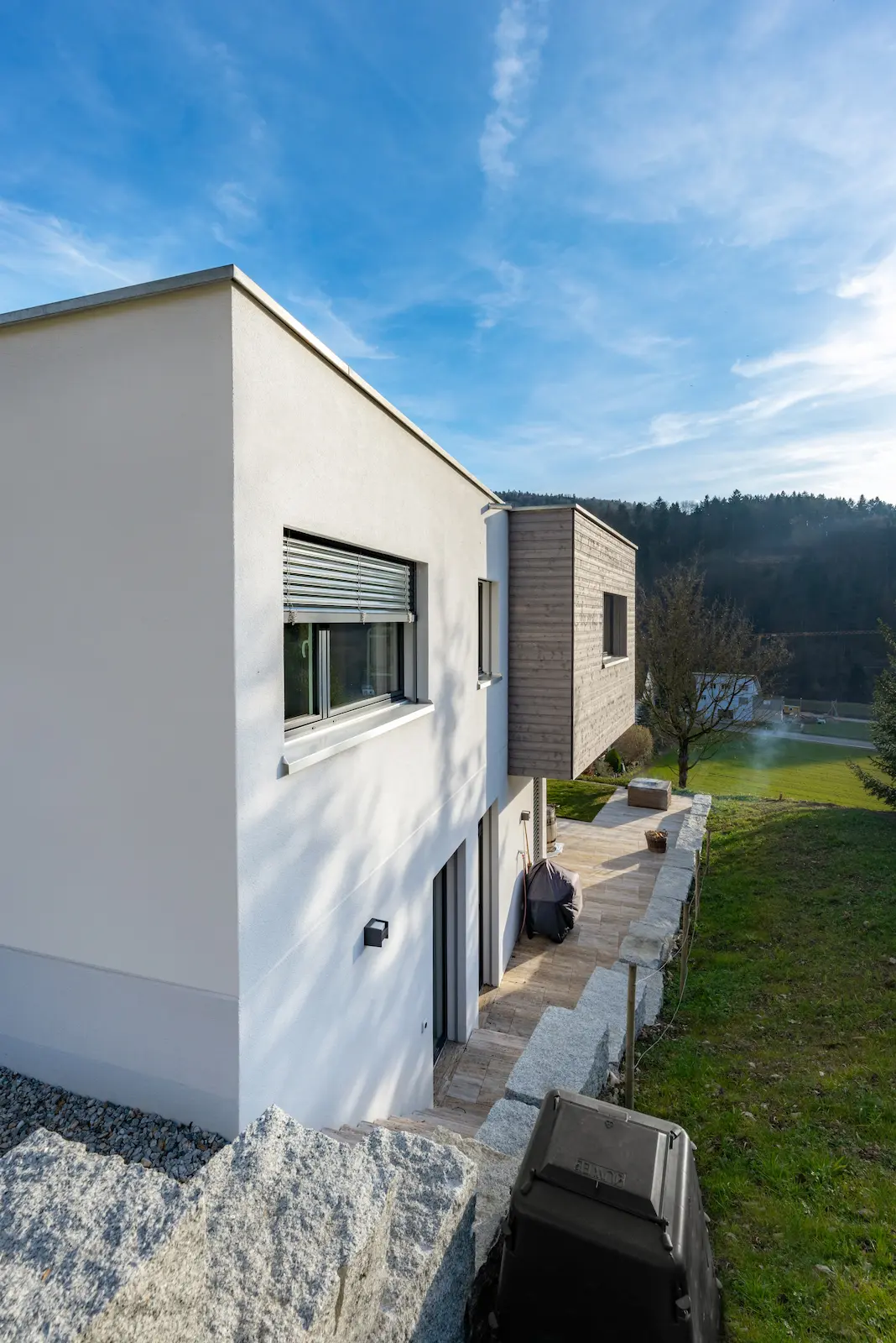 Detailansicht Holzfassade Mettau mit vorgehängter Konstruktion und Fensteröffnung