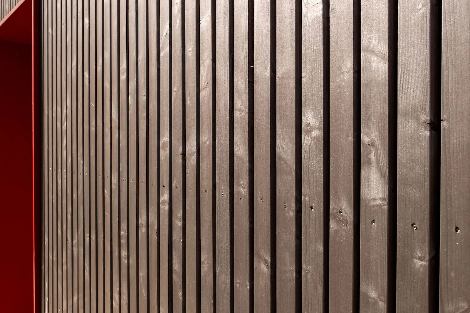 Detailaufnahme Holzfassade mit sichtbarer Effektlasur.