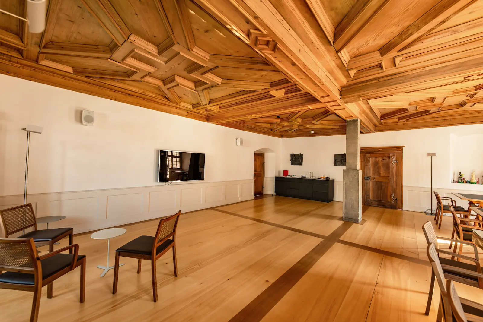 Raum mit Holzdecke und saniertem Boden Kloster Fahr