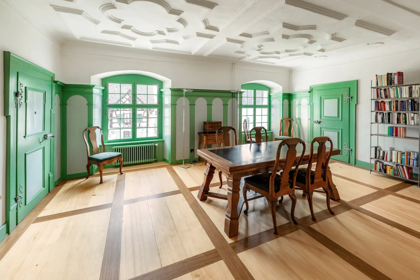 Riemenboden im historischen Raum Kloster Fahr mit grünen Wandvertäfelungen und restaurierter Holzstruktur