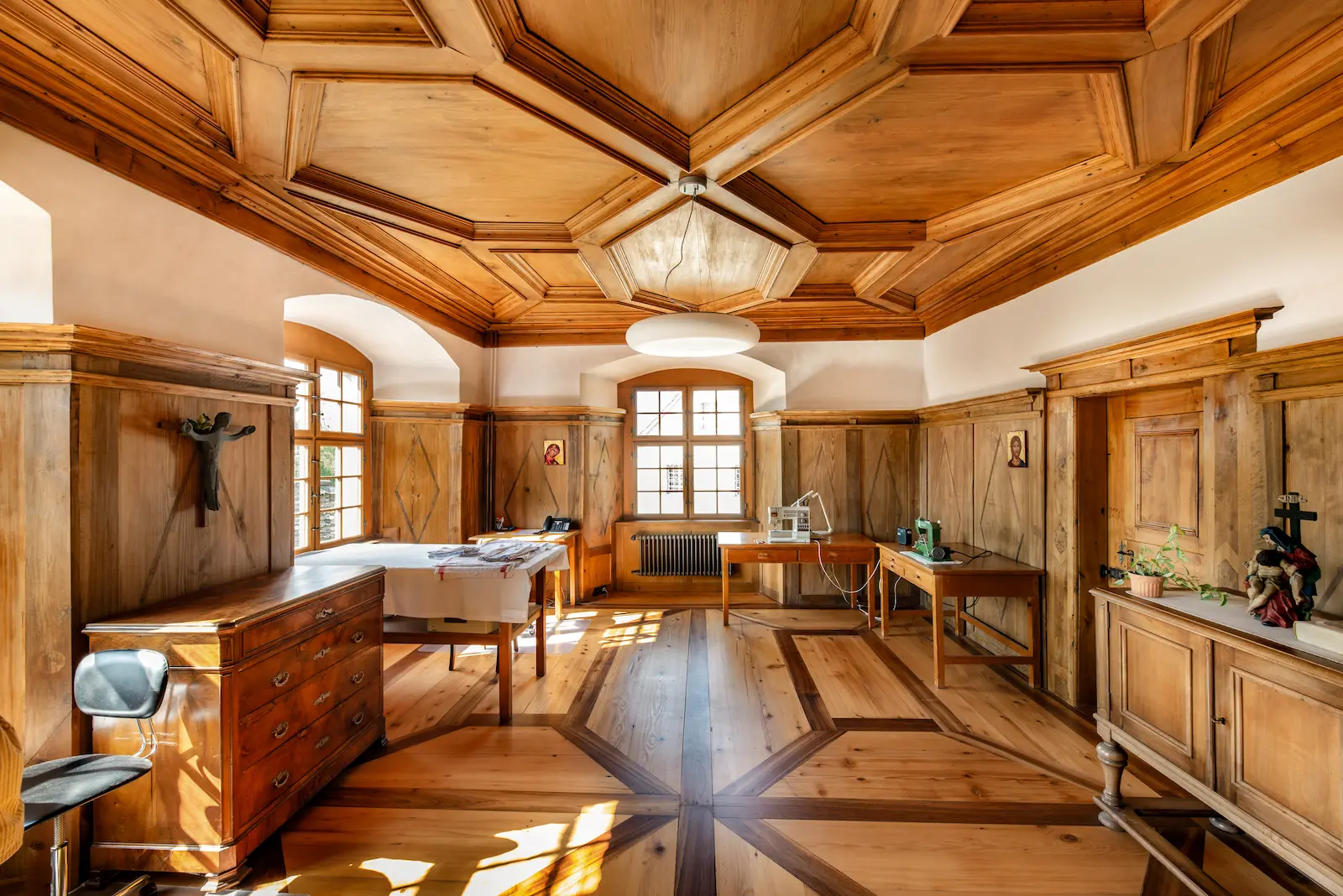 Arbeitsraum im Kloster Fahr mit Holzdecke und Täferwänden