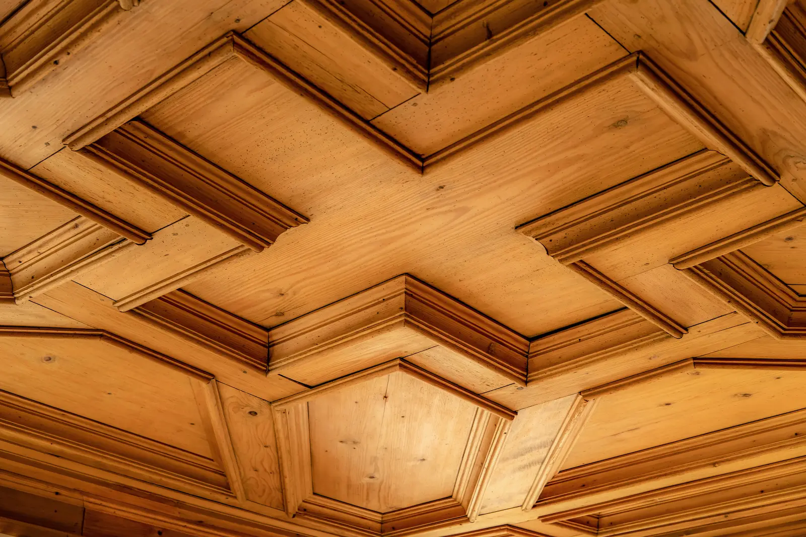 Detail einer restaurierten Kassettendecke Kloster Fahr