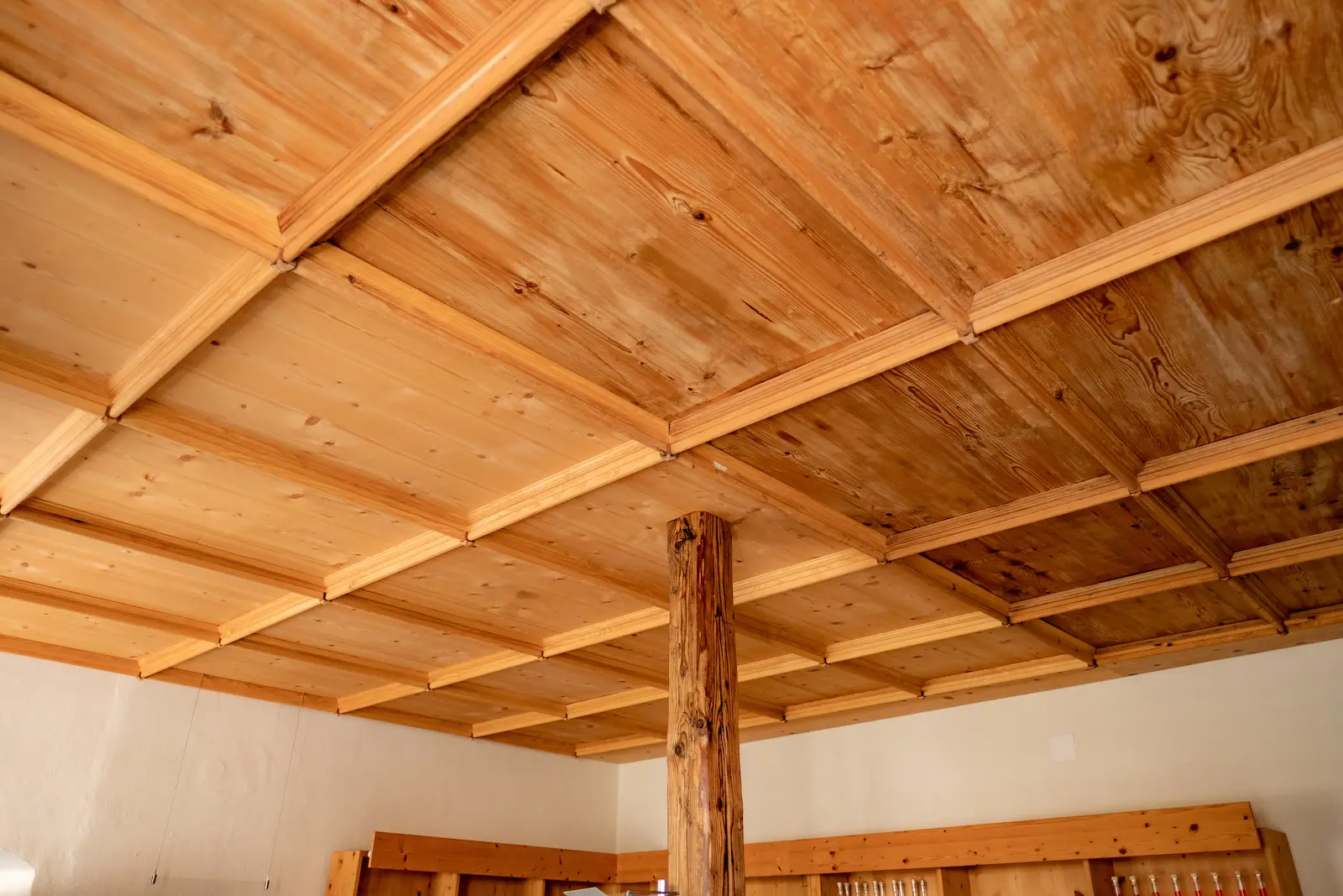 Kassettendecke mit Holzbalken im Kloster Fahr