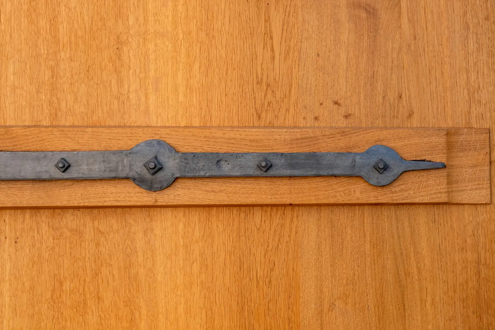 Nahaufnahme eines historischen Eisenbeschlags auf einer restaurierten Holztüre im Kloster Fahr.