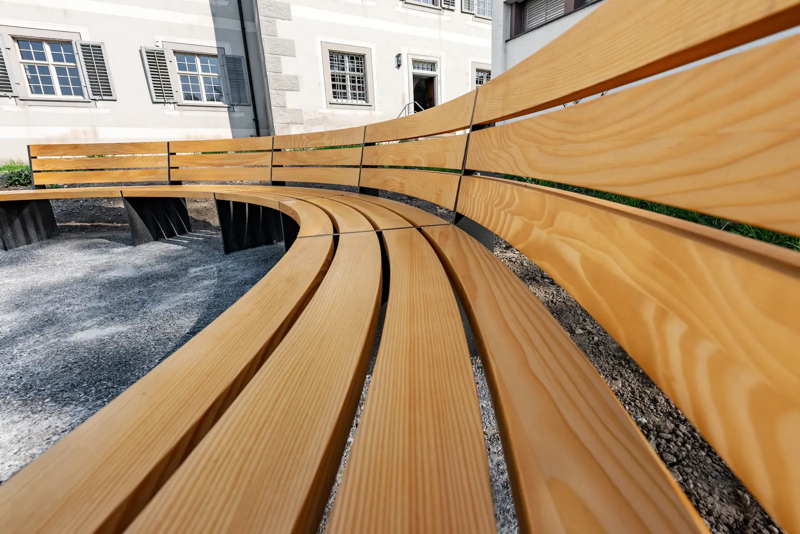 Detailansicht Massivholz-Sitzbretter mit Rückenlehne, gebogen verarbeitet