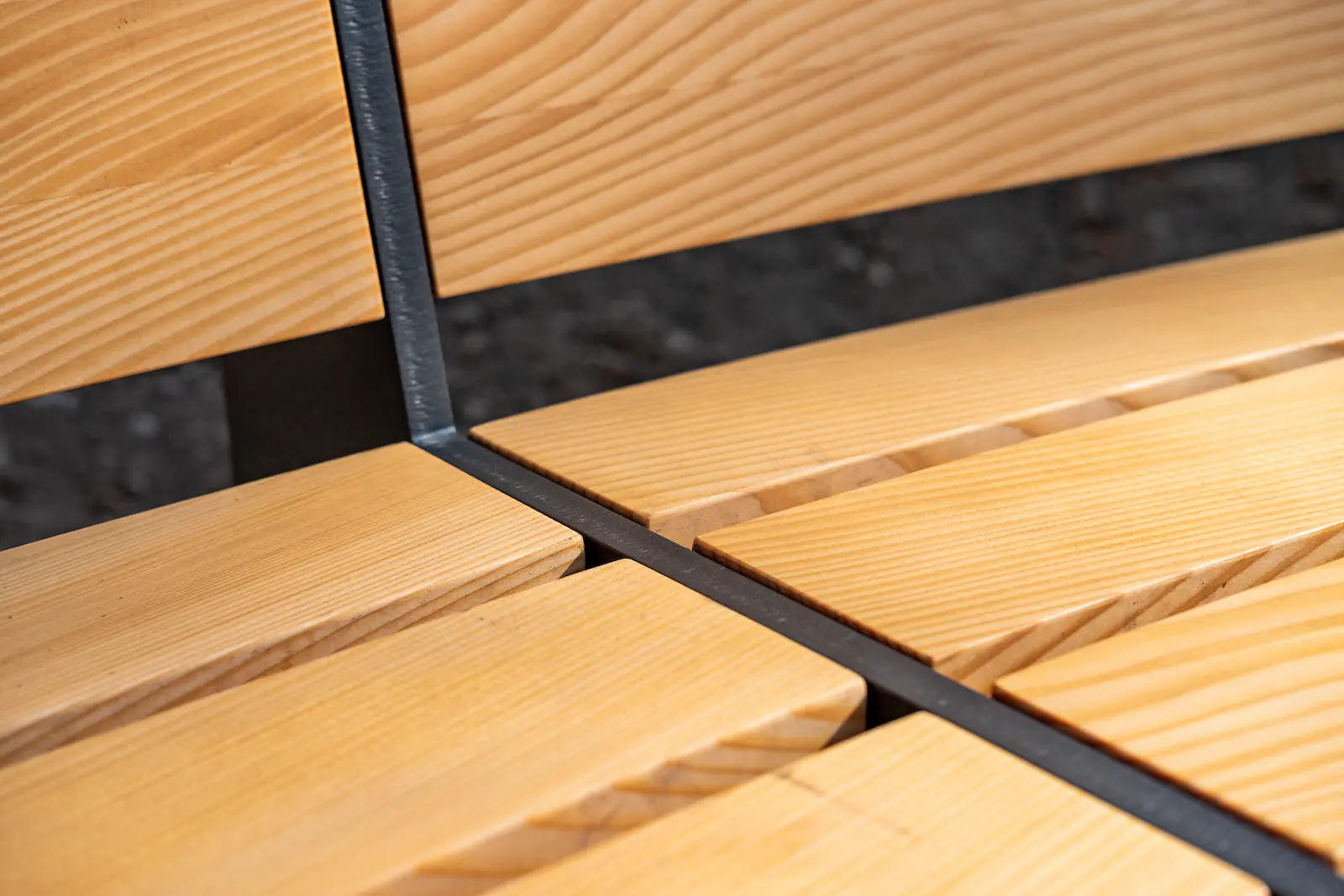 Detail der Verbindung von Sitzbrettern und Stahlkonstruktion der Sitzbank
