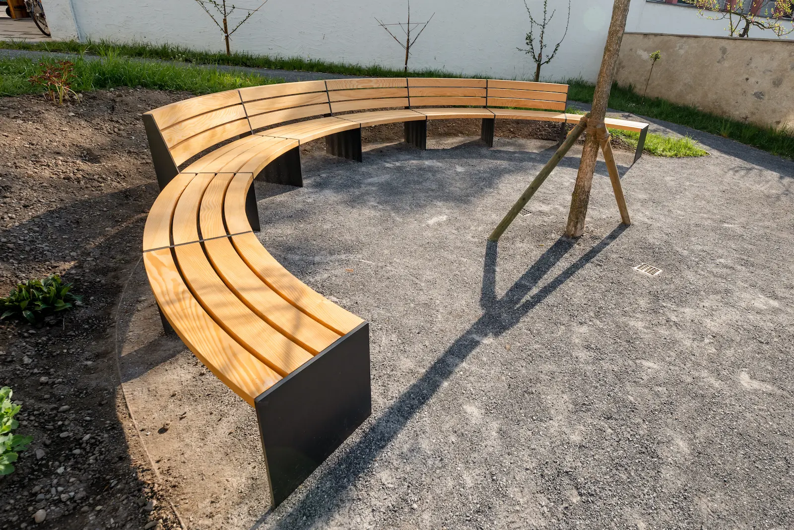 Runde Sitzbank aus Holz im Hofbereich Kloster Fahr, Ansicht von oben