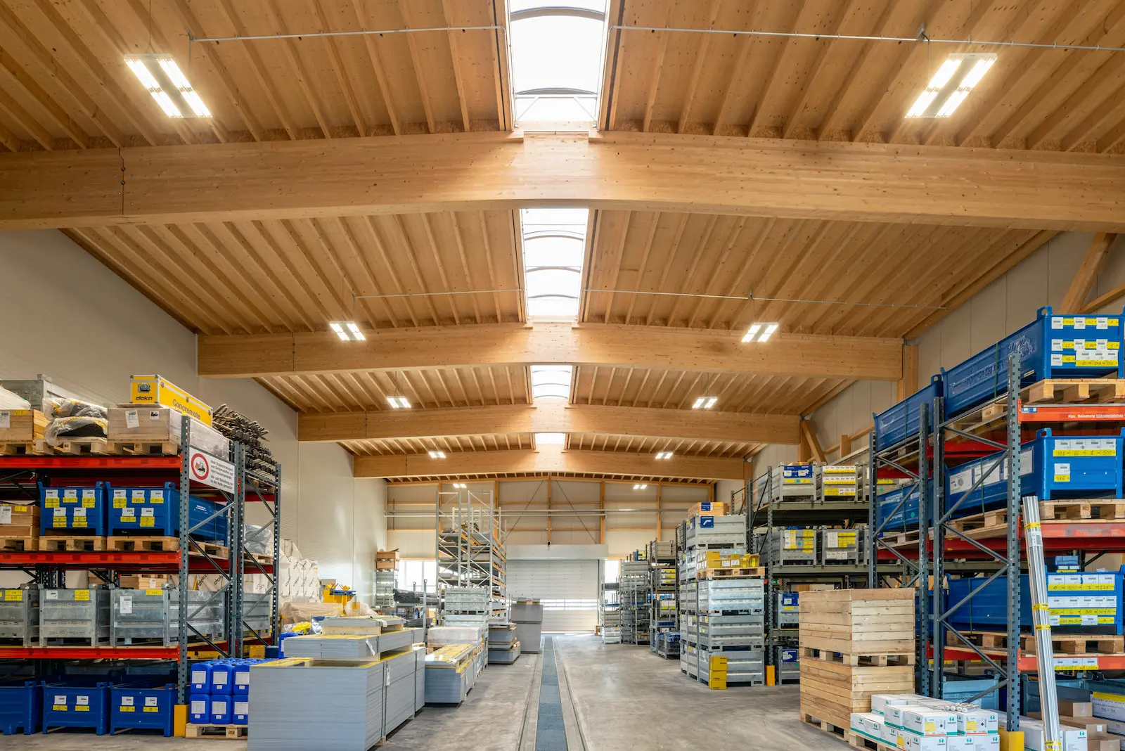 Innenansicht des Holztragwerks einer Industriehalle mit sichtbaren Leimbindern und Dachkonstruktio