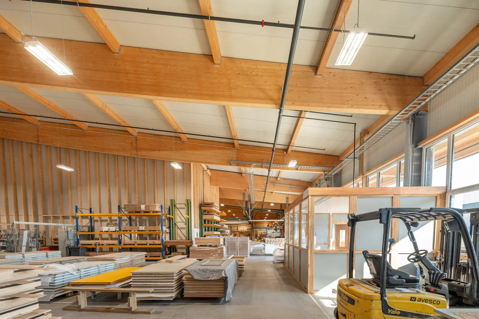 Tragwerk der Industriehalle mit sichtbaren Leimbindern