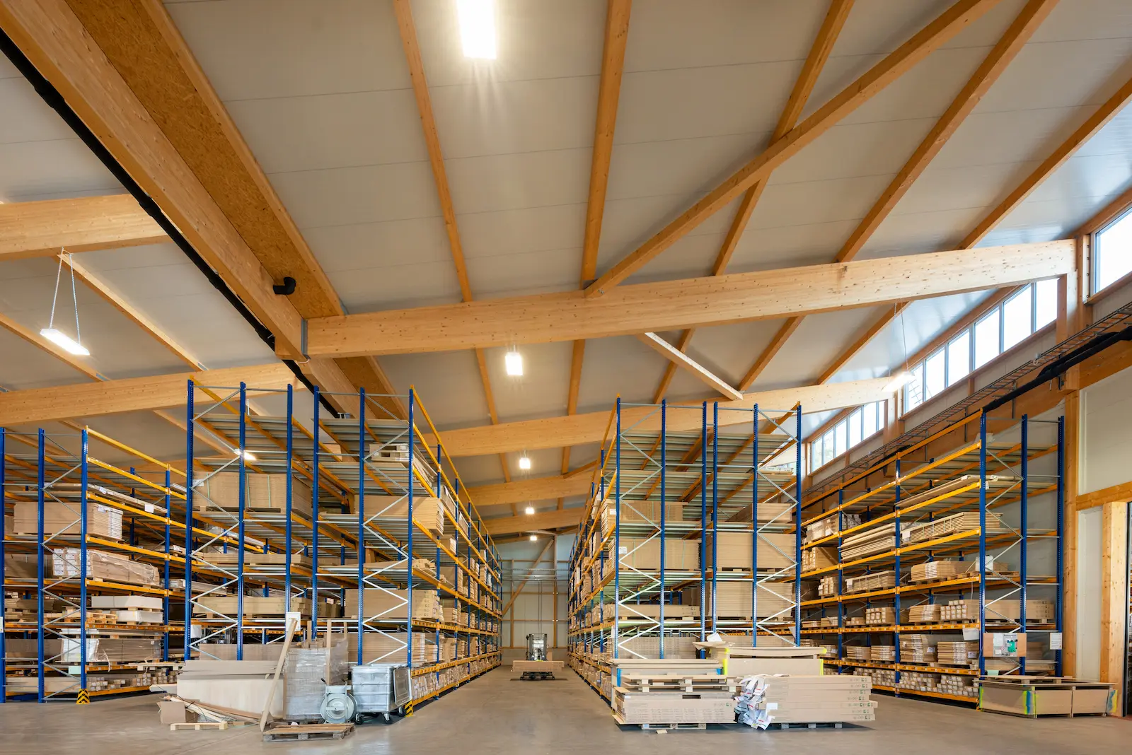 Aussenansicht einer Industriehalle in Bremgarten mit Holztragwerk