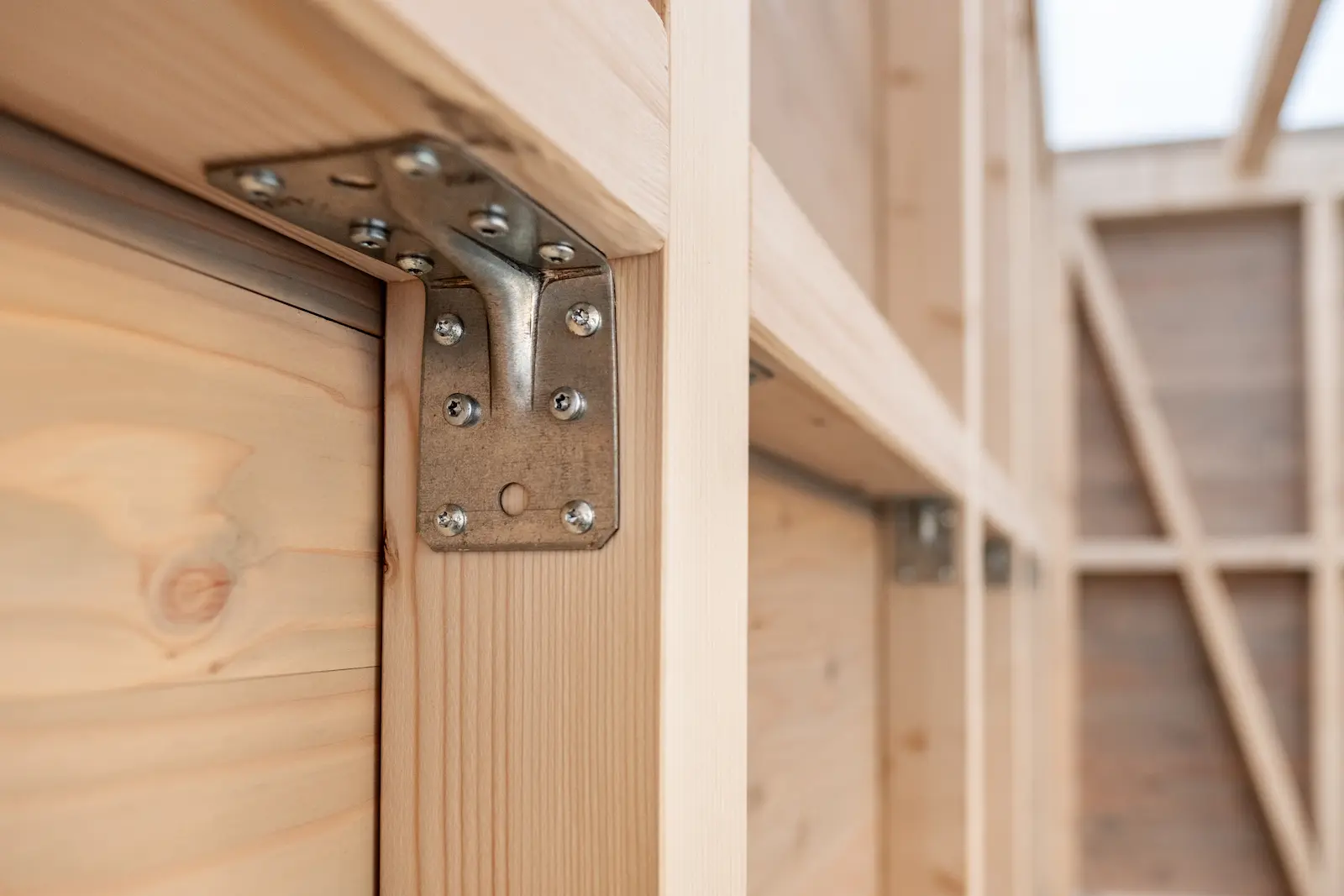 Detailaufnahme von Metallbeschlägen an der Holzverbindung.