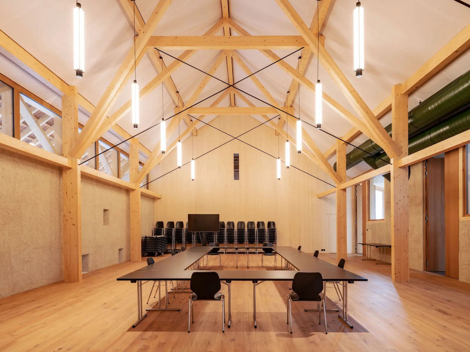 Tragwerk im Saal mit sichtbaren Zugstäben der Dorfschüür Würenlingen