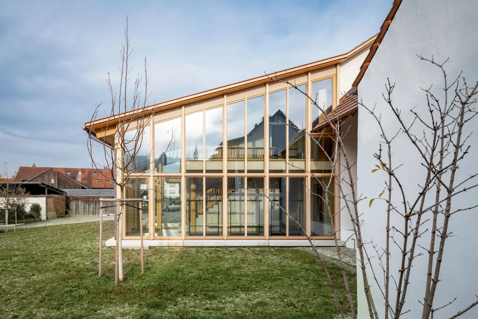 Ansicht Dorfschüür Würenlingen mit neuer Glasfassade und Holztragwerk