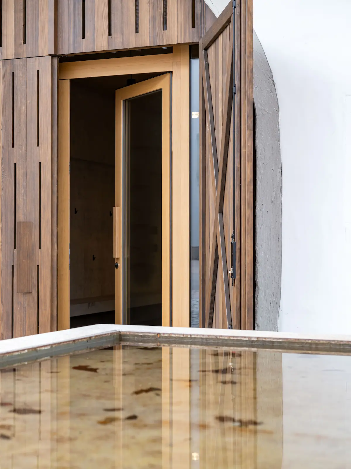 Holztor mit Glasrahmen und Fassadendetail