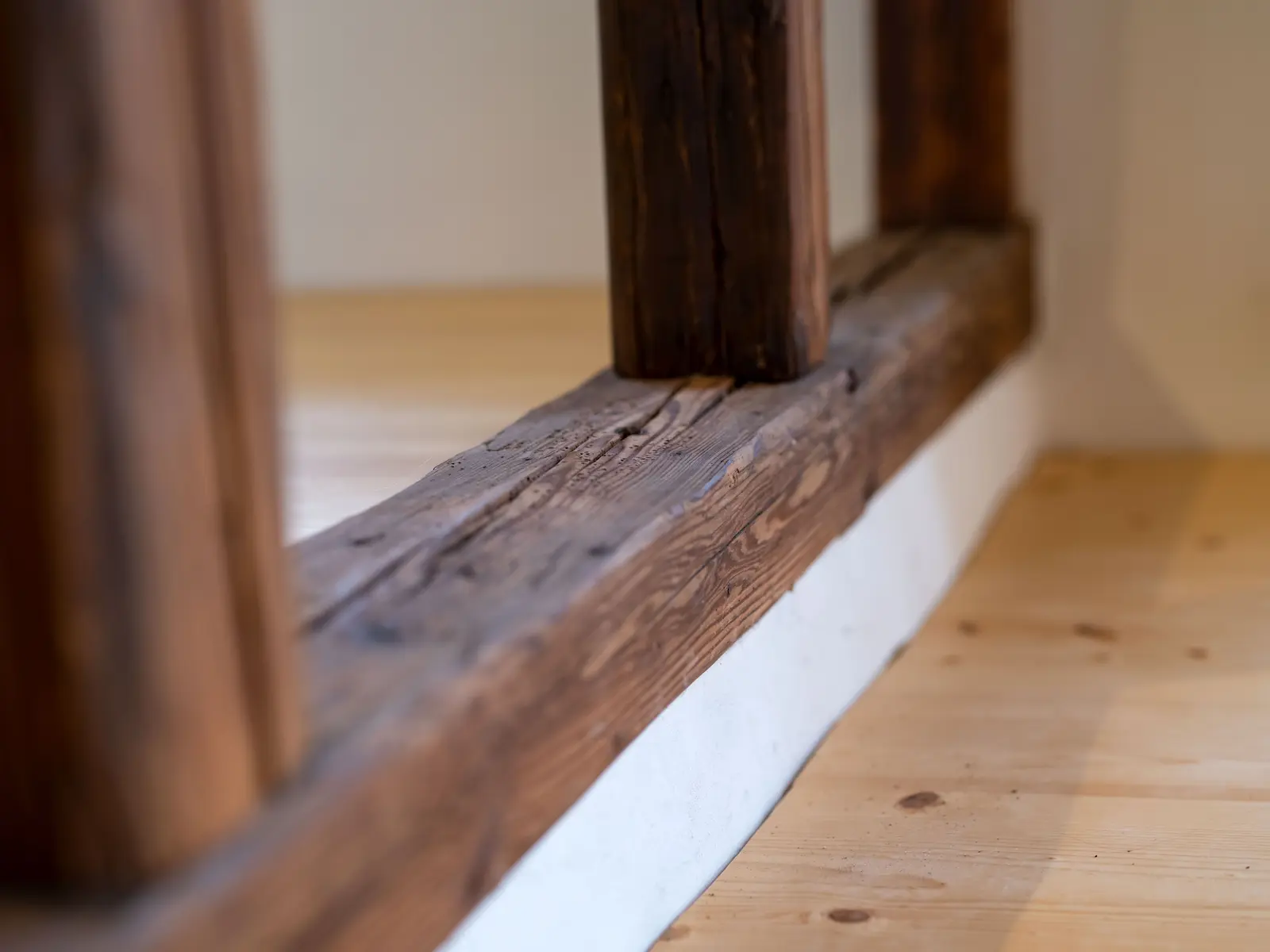 Detailansicht historische Holzschwelle auf Mauerwerk