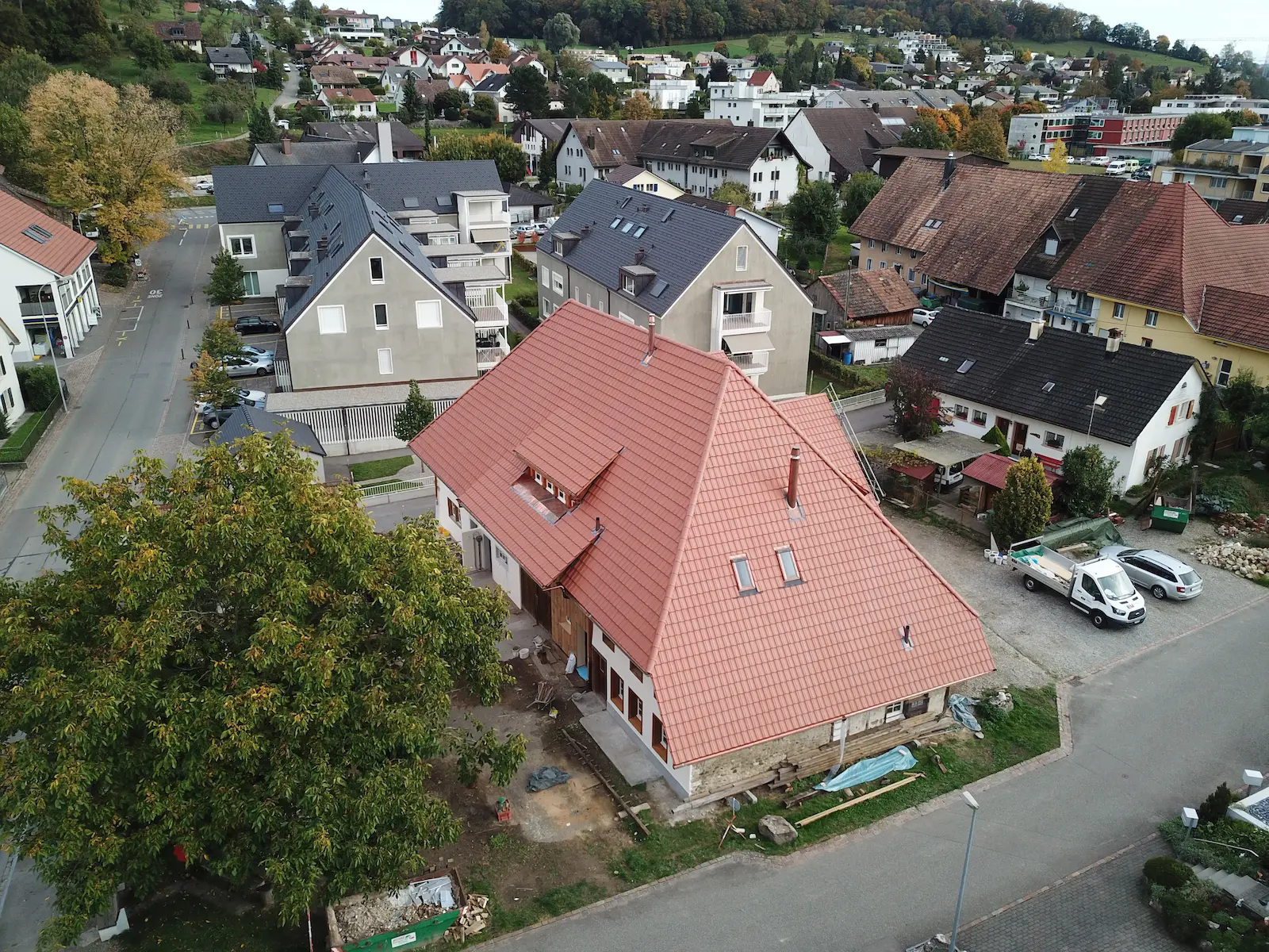 Drohnenaufnahme der neuen Ziegeldachfläche des Dalihaus Hausen