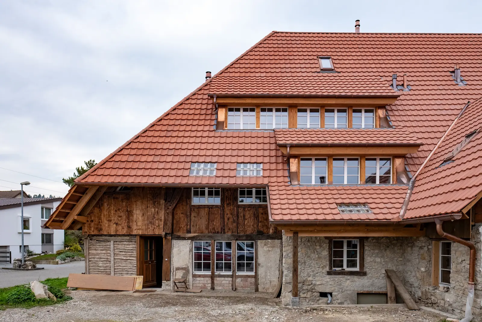 Strassenansicht mit neuer Bedachung und Lukarnen