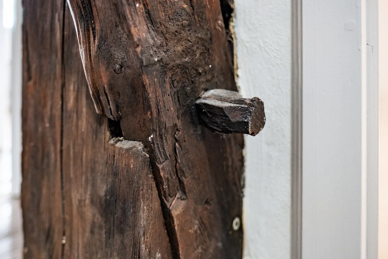Detailaufnahme einer historischen Holzverbindung im Innenausbau des Dalihaus