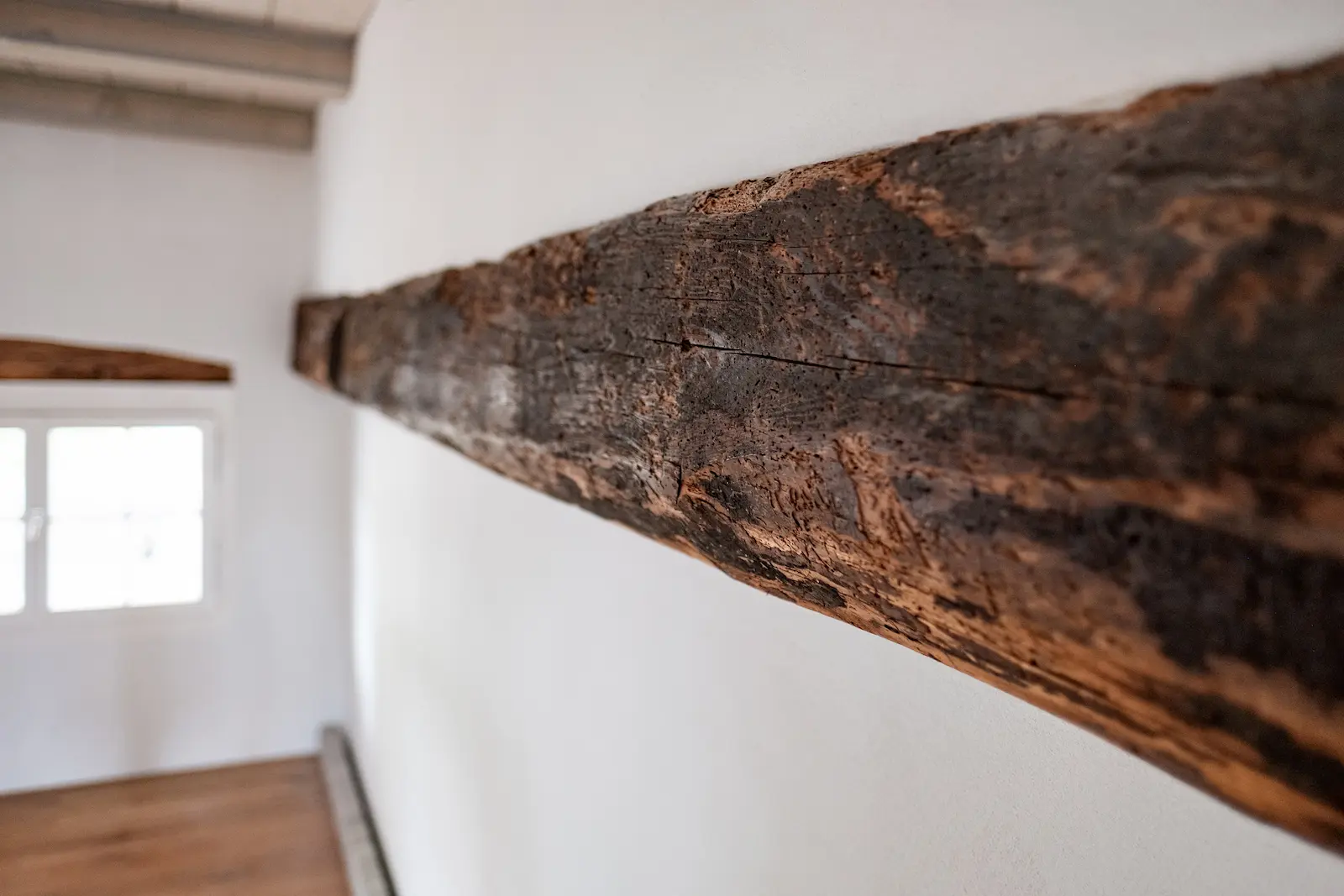 Restauriertes Dachtragwerk mit neuen und alten Holzbalken im sanierten Dahlihaus Hausen.