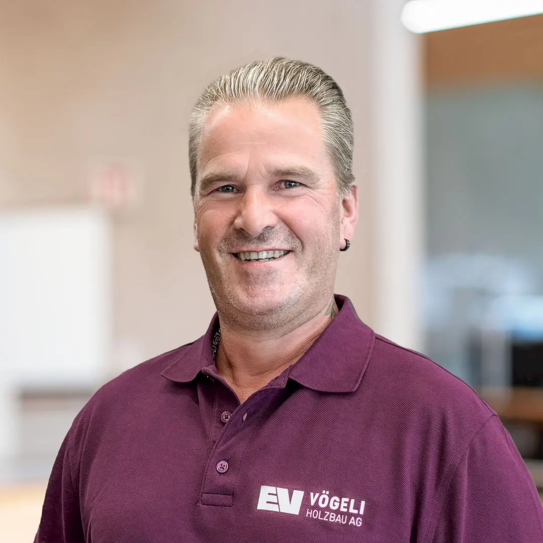 Ruedi Christen ist    bei der Vögeli Holzbau AG