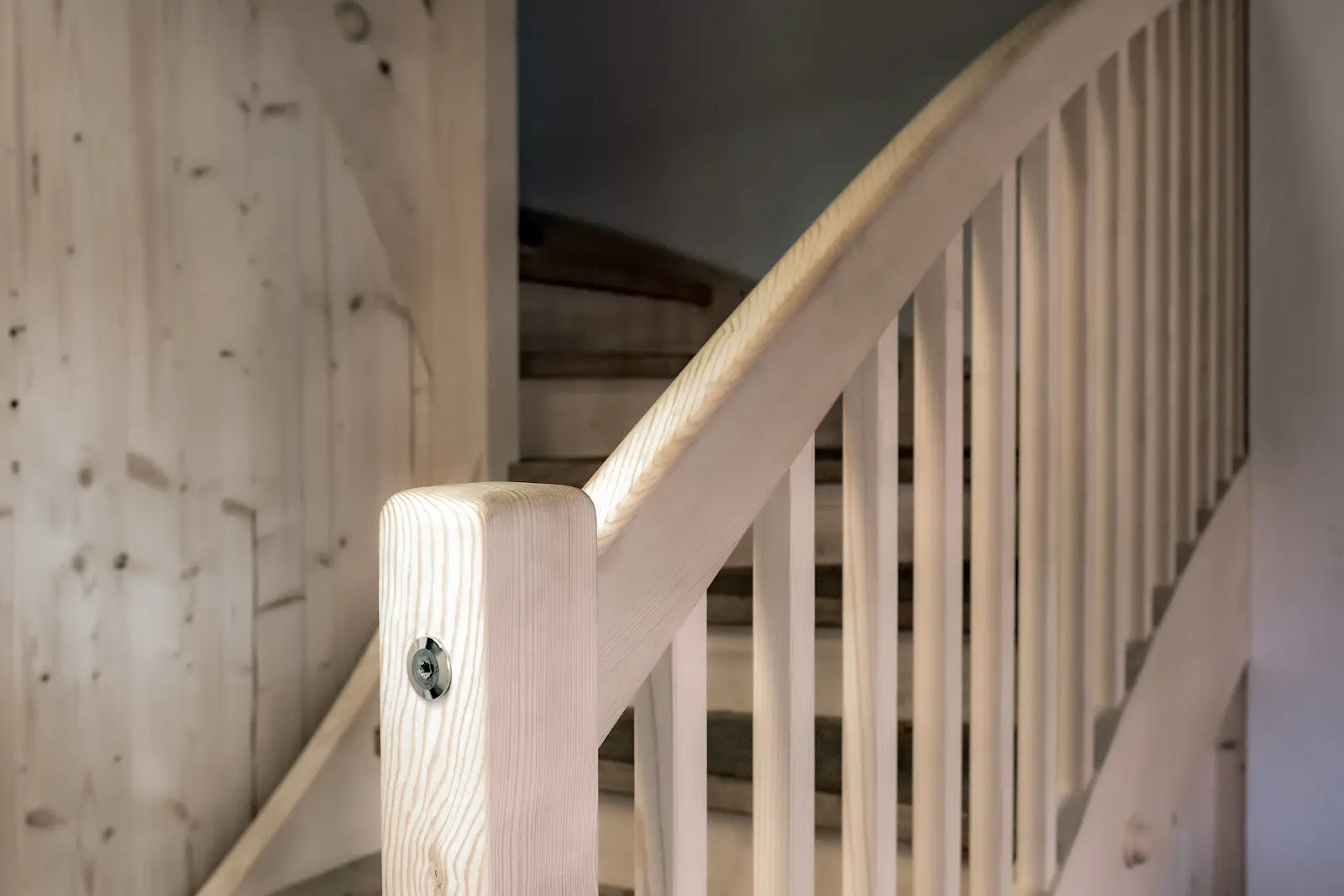 Detailaufnahme des Geländers einer neuen Holztreppe im Dahlihaus.