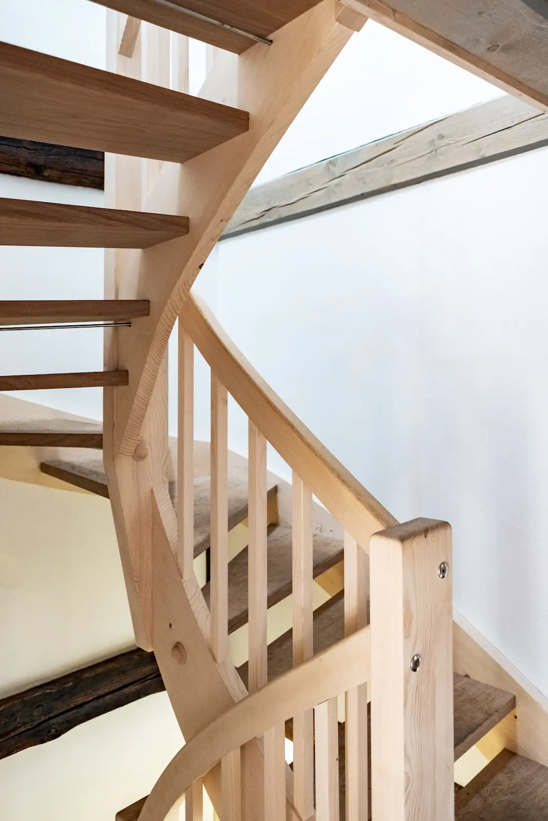 Moderne Holztreppe im Dahlihaus, eingebaut in historische Bausubstanz.