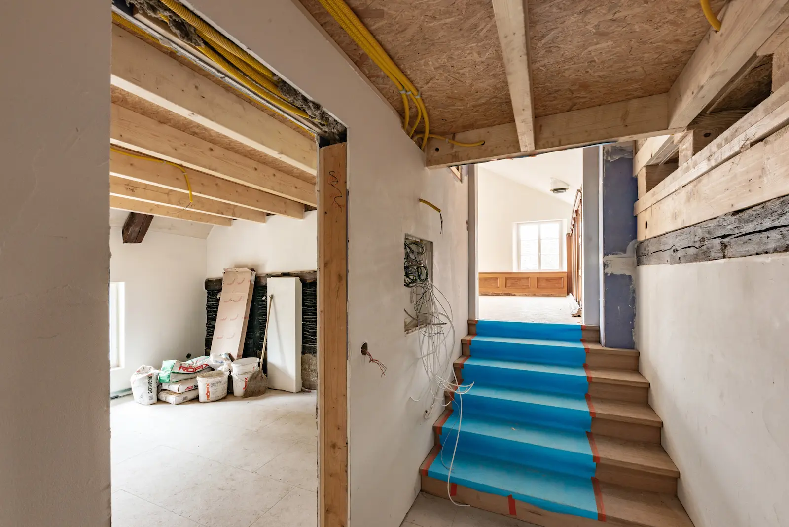 Treppenanlage während der Sanierung im Dahlihaus mit sichtbarer Bauphase.