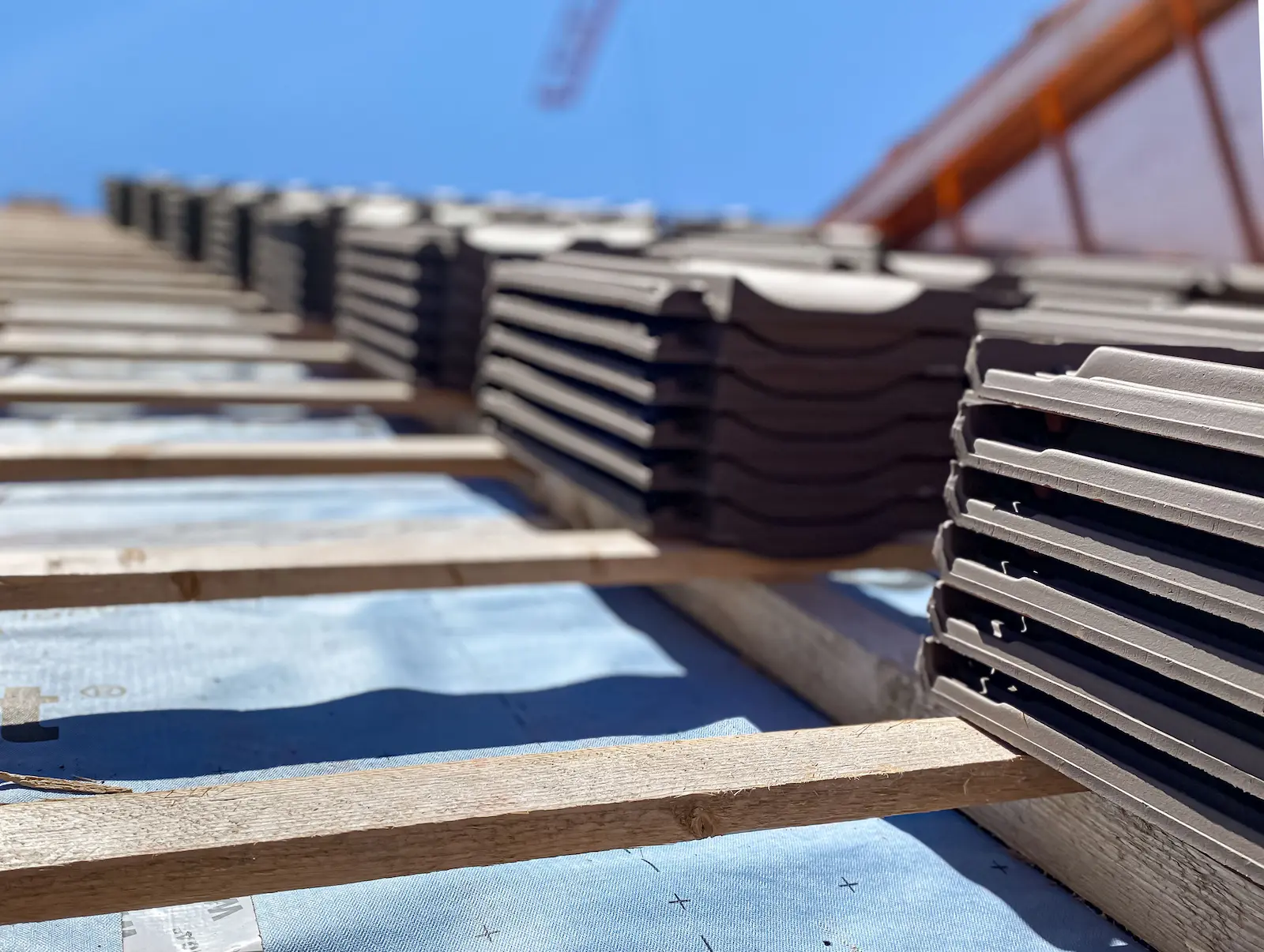 Stapeln von Dachziegeln auf der Lattung bei der Bedachung des Restaurants Salmen in Döttingen