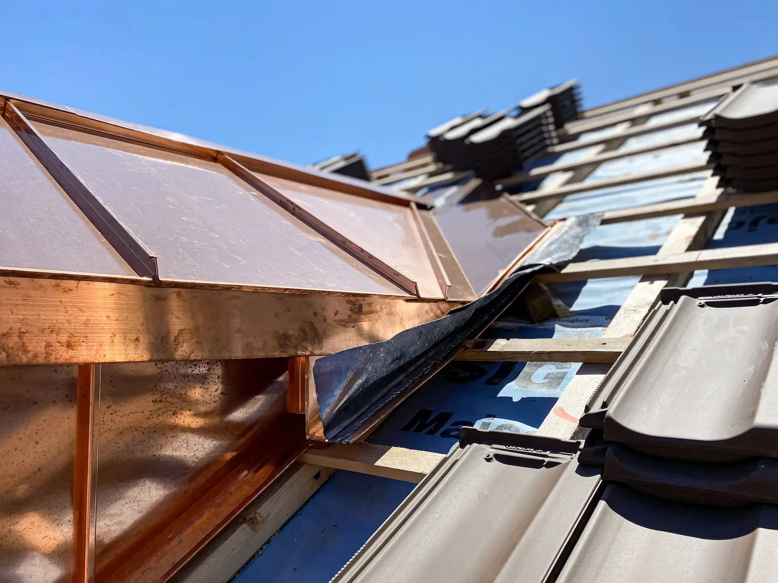 Detail Dachsanierung Restaurant Salmen Döttingen mit Kupferanschluss und vorbereiteter Ziegeldeckung