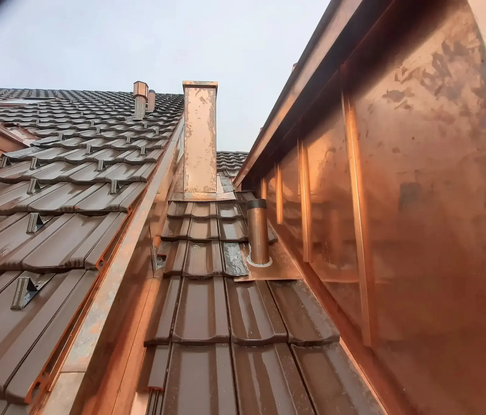 Kupferverkleidung und Dachziegel am Kamin des Restaurants Salmen in Döttingen