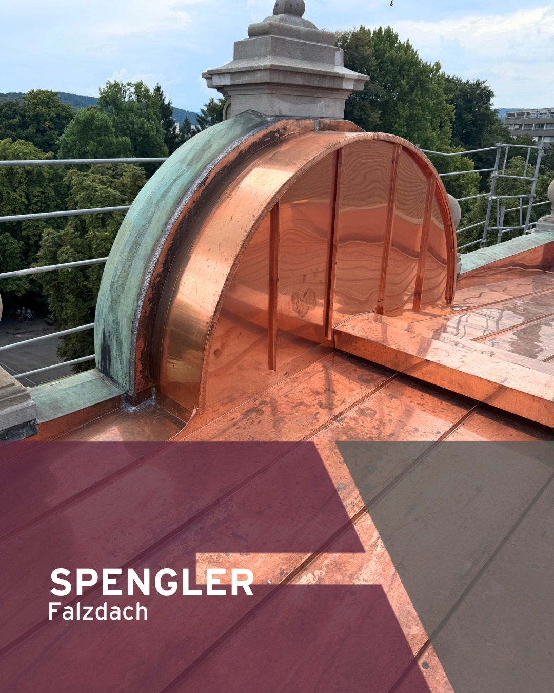 𝗨𝗽𝗱𝗮𝘁𝗲 𝗗𝗮𝗰𝗵𝘀𝗮𝗻𝗶𝗲𝗿𝘂𝗻𝗴 𝗕𝗿𝘂𝗴𝗴: 𝗦𝗽𝗲𝗻𝗴𝗹𝗲𝗿 🏗️ Unser Spenglerteam produziert und montiert weiterhin fleissig Falzbahnen. Jedes Stück mit viel Handarbeit gefertigt und passgenau eingepasst! 💪Aktuell wurden bereits über 150 m² Kupfer verarbeitet! 🔍 𝗗𝗶𝗲 𝗗𝗲𝘁𝗮𝗶𝗹𝘀 𝗶𝗺 Ü𝗯𝗲𝗿𝗯𝗹𝗶𝗰𝗸: 🔹 Giebelverzierung aus Kupfer 🔹 Firstentlüftung 🔹 Über 600m1 Dachrinne 🔹 1000 Rinnenhaken🛠️ Gleichzeitig sind auch unsere Zimmerleute im Einsatz: Mehr als 5000 m² Dachfläche werden im selben Zug umgedeckt. #teamvögeli#vögeligruppe#holzbau#dachsanierung#kupfer