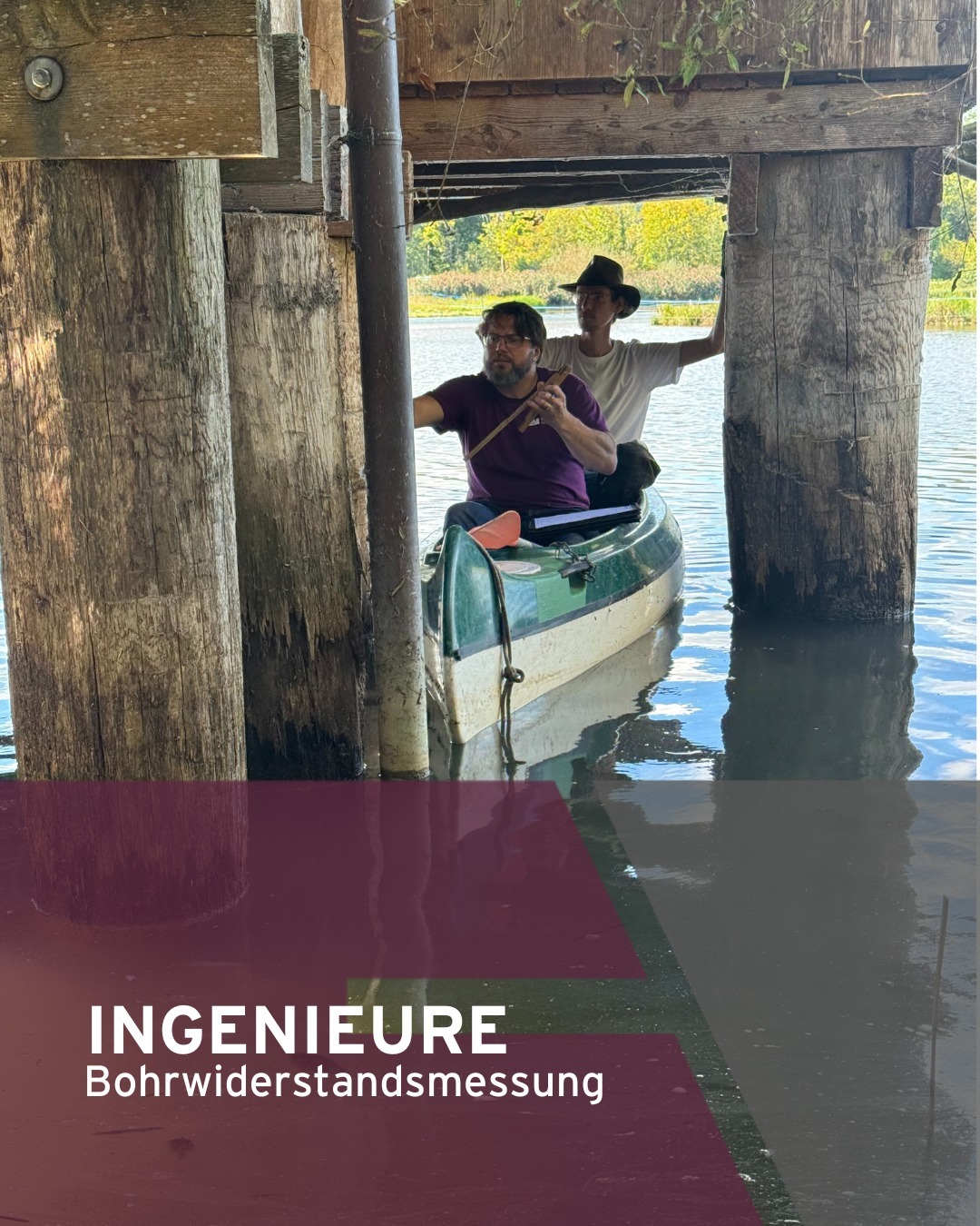 🌊 𝗧𝗿𝗮𝗴𝘄𝗲𝗿𝗸𝘀𝗽𝗿𝘂̈𝗳𝘂𝗻𝗴 𝗮𝗺 𝗕𝗼𝗼𝘁𝘀𝘀𝘁𝗲g 🛠️ 

Wenn unsere Ingenieure im Kanu unter ein Bauwerk paddeln, dann geht es (meist) nicht um einen Ausflug. 
Bei der Tragwerksüberprüfung am Bootssteg zeigten Corina und Moritz vollen Einsatz. 
Auf dem Wasser, hoffentlich im Kanu, unter einem Holzbauwerk und mit moderner Technik im Gepäck. 🔬 

💡 Mit der Bohrwiderstandsanalyse kann die Dichte und Festigkeit der Holzpfosten untersucht werden. 
Das Besondere: Die Messergebnisse liefern eine grafische Darstellung der Holzstruktur, mit der selbst unsichtbare Fäulnisschäden aufgedeckt werden können! 🪵 

👀 Ingenieurarbeit, die unter die Oberfläche geht – wortwörtlich! 

#vögeligruppe #teamev @iml_wood_inspections