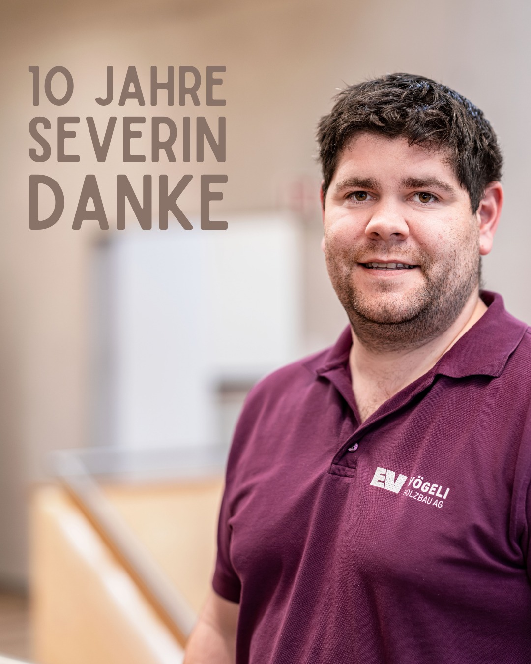 🎉 𝗗𝗔𝗡𝗞𝗘 𝗦𝗲𝘃𝗲𝗿𝗶𝗻 – 𝟭𝟬 𝗝𝗮𝗵𝗿𝗲 𝗮𝗻 𝘂𝗻𝘀𝗲𝗿𝗲𝗿 𝗦𝗲𝗶𝘁𝗲! 🏆

Wow, wie die Zeit vergeht! Vor 𝟭𝟬 𝗝𝗮𝗵𝗿𝗲𝗻 hast du als #Architekt und Bauleiter in einer Zimmerei begonnen, ein echter Exot damals. 😉 

Heute bist du Geschäftsführer der #VögeliArchitekten und führst ein 10‑köpfiges Team! 🏗️
Dein enormes Fachwissen und deine Leidenschaft für geniale Projekte spiegeln sich in der gesamten Abteilung wider. Ob Neubau, Umbau oder Altbau: Du findest immer die passenden Lösungen und kennst dich in der Welt der Normen wie kein Zweiter aus. 

Danke für deinen unermüdlichen Einsatz und deine inspirierende Arbeit! Auf viele weitere erfolgreiche Jahre! 🙌💼 #10Jahre #DankeSeverin #vögeligruppe #teamev