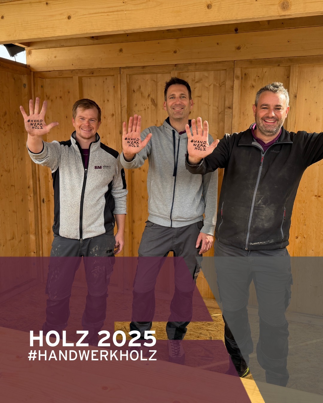 #handwerkholz 𝗚𝗲𝗺𝗲𝗶𝗻𝘀𝗮𝗺 𝘀𝘁𝗼𝗹𝘇 𝗮𝘂𝗳 𝗛𝗼𝗹𝘇

𝟭𝟬 𝗛𝗮̈𝗻𝗱𝗲, 𝟱 𝗕𝗶𝗹𝗱𝗲𝗿, 𝟭 𝗕𝗼𝘁𝘀𝗰𝗵𝗮𝗳𝘁:
Stellvertretend für 110 Mitarbeiterinnen und Mitarbeiter der 𝗩𝗼̈𝗴𝗲𝗹𝗶 𝗚𝗿𝘂𝗽𝗽𝗲 zeigen wir, wofür wir stehen! Echtes Handwerk für den #Holzbau.

Ob auf der #Baustelle, im #Büro oder in der #Werkhalle, Wir ziehen gemeinsam an einem Balken! Wir bauen auf eine Zukunft mit Holz. 🏗️

#handwerkholz #vögeligruppe #teamev @holzmessebasel