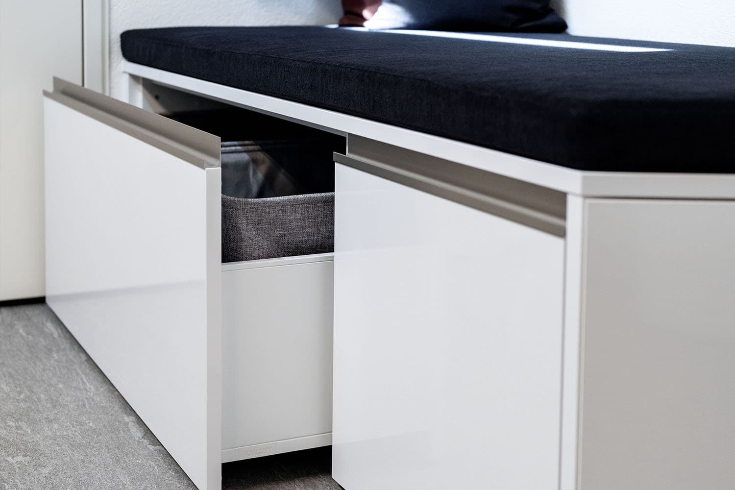 Maßgefertigte Sitzbank mit integriertem Stauraum – modernes, funktionales Möbelstück in präziser Schreinerqualität und elegantem Design.