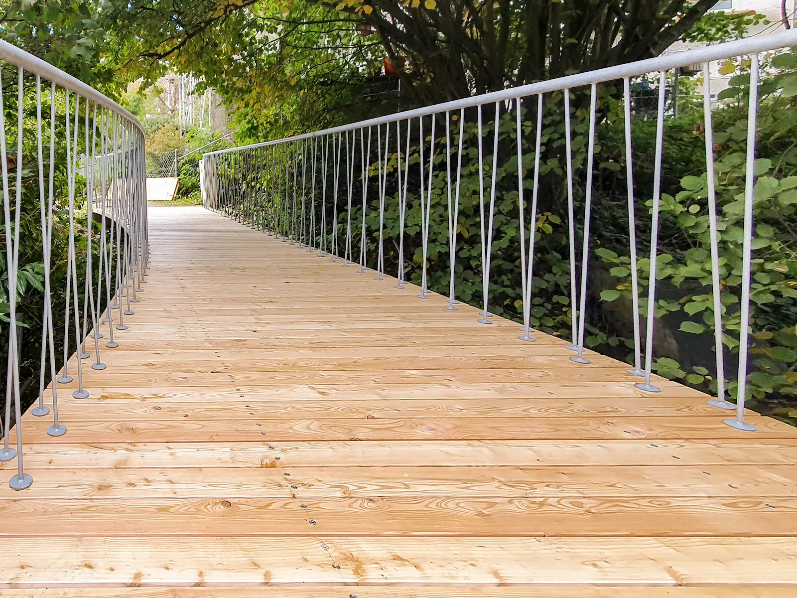 Seitliche Ansicht der Brücke mit Holzboden und Geländer, Ennetbaden