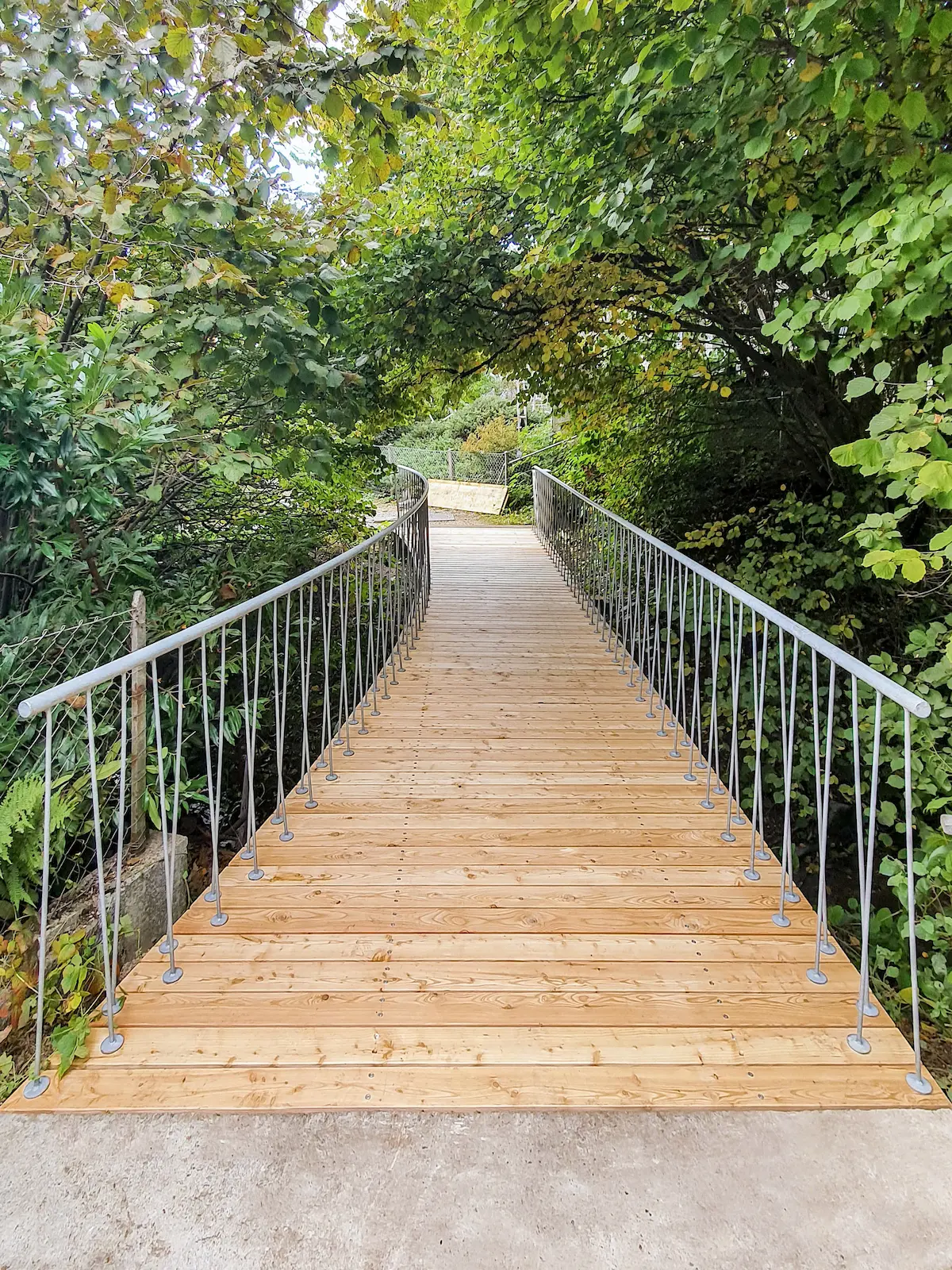 Detailansicht des Holzbelags der Bachtelibrücke mit Schraubverbindungen
